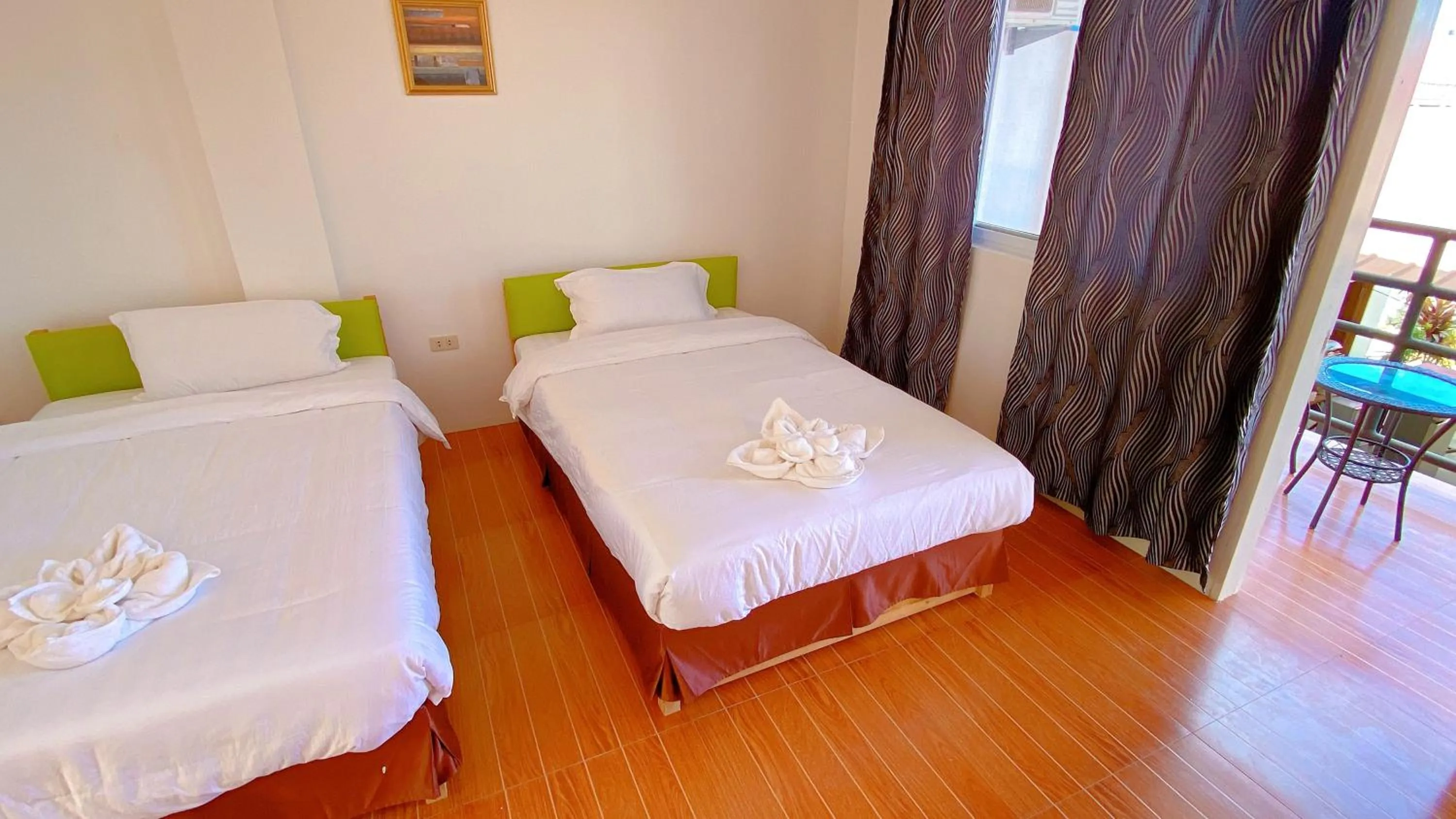 Photo of the whole room, Bed in Green Mango Resort