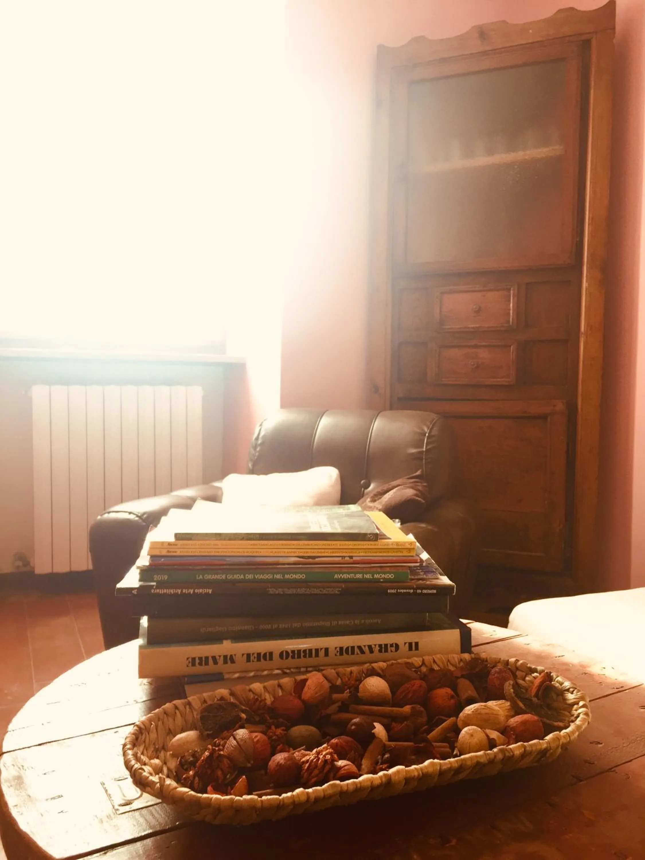 Communal lounge/ TV room, Bed in MeraVilla