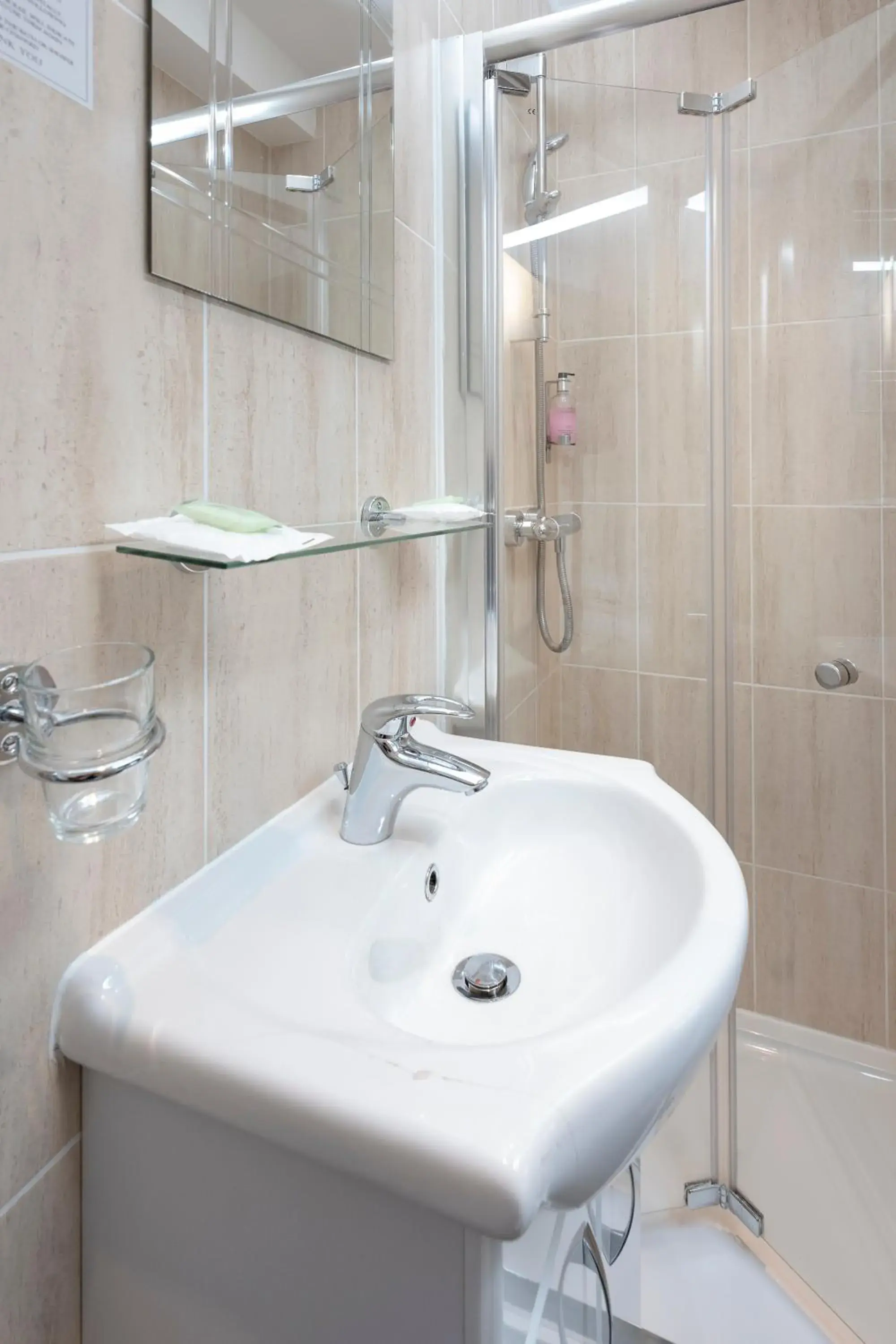 Single Room with Shower in The R Inn Hotel Single Room with Shower in The R Inn Hotel