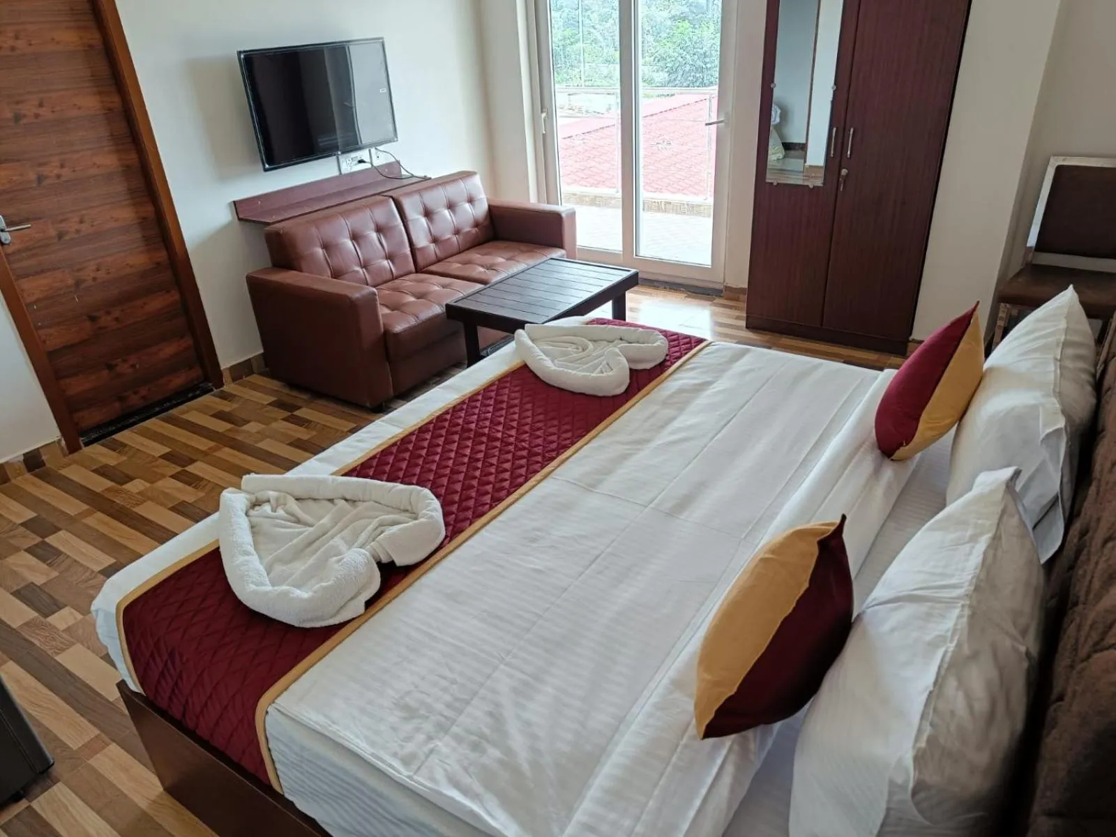 Photo of the whole room, Bed in Nature's Trail