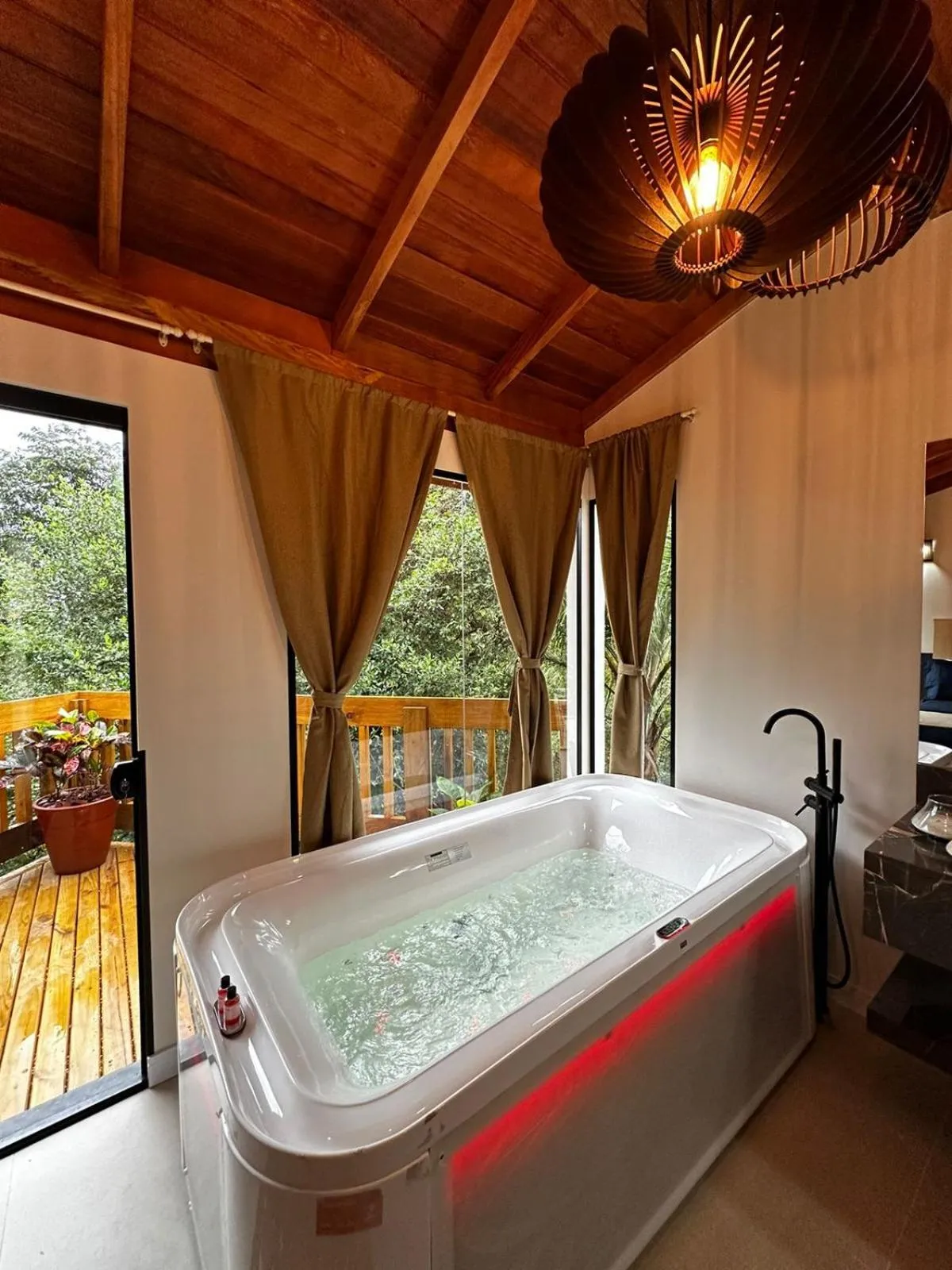 Hot Tub in Bombinhas Guest House