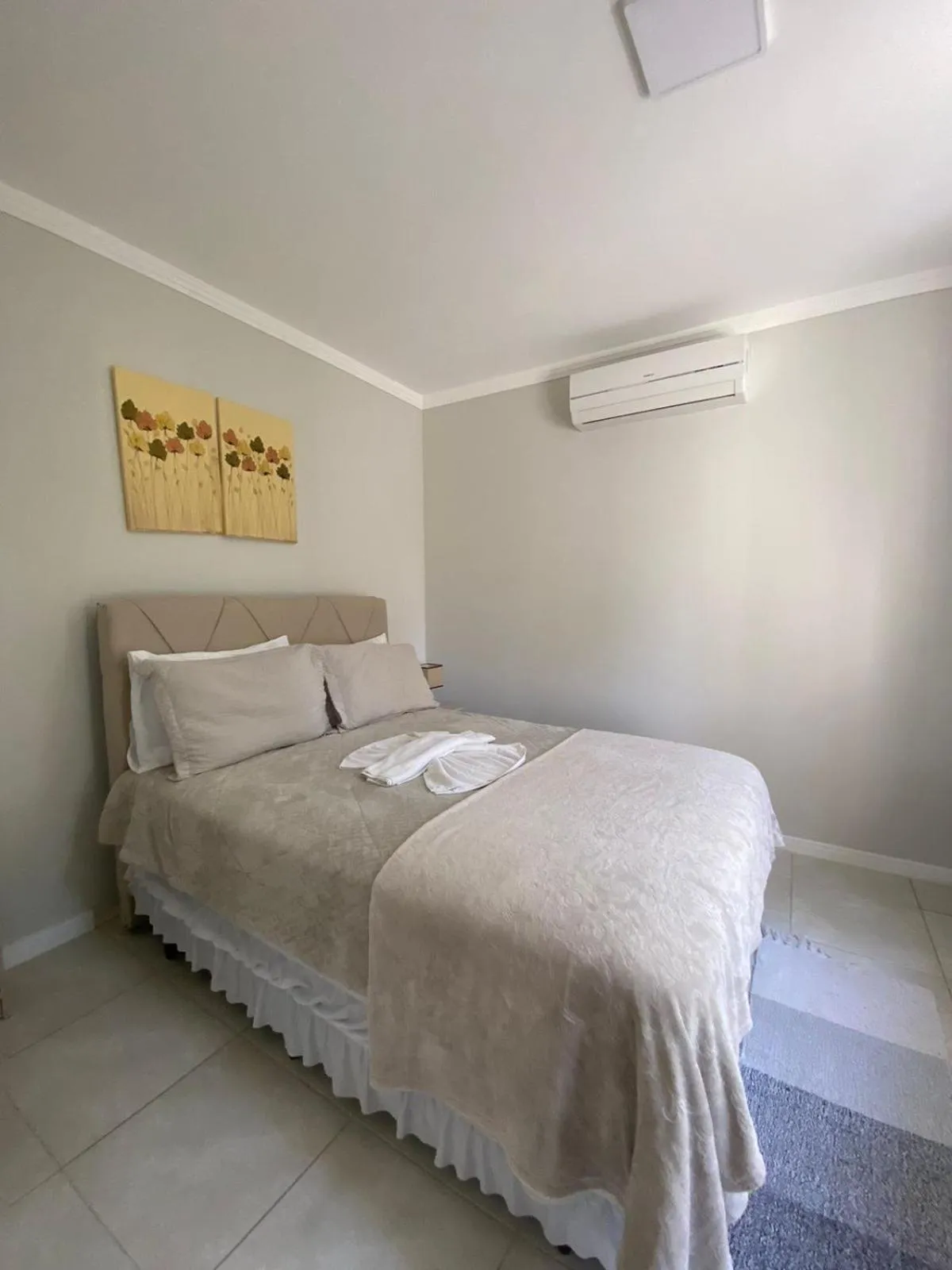 Bed in Bombinhas Guest House