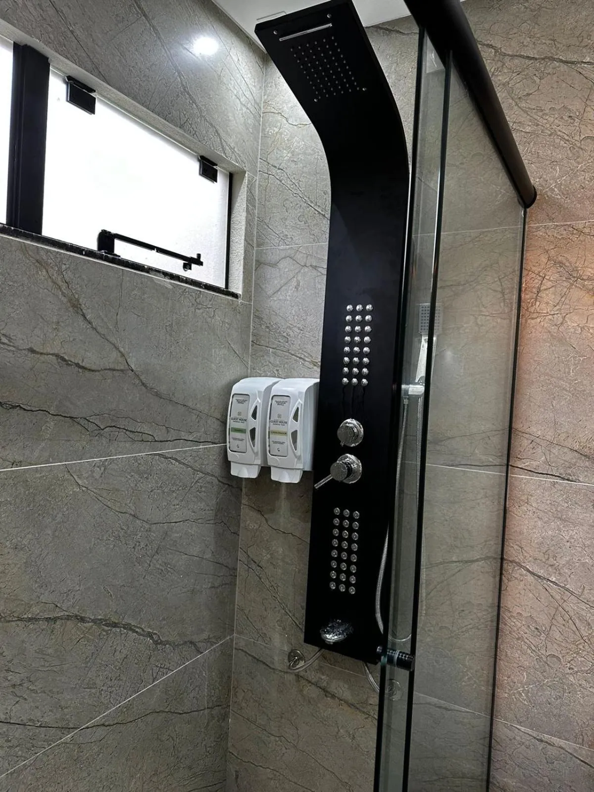 Shower in Bombinhas Guest House