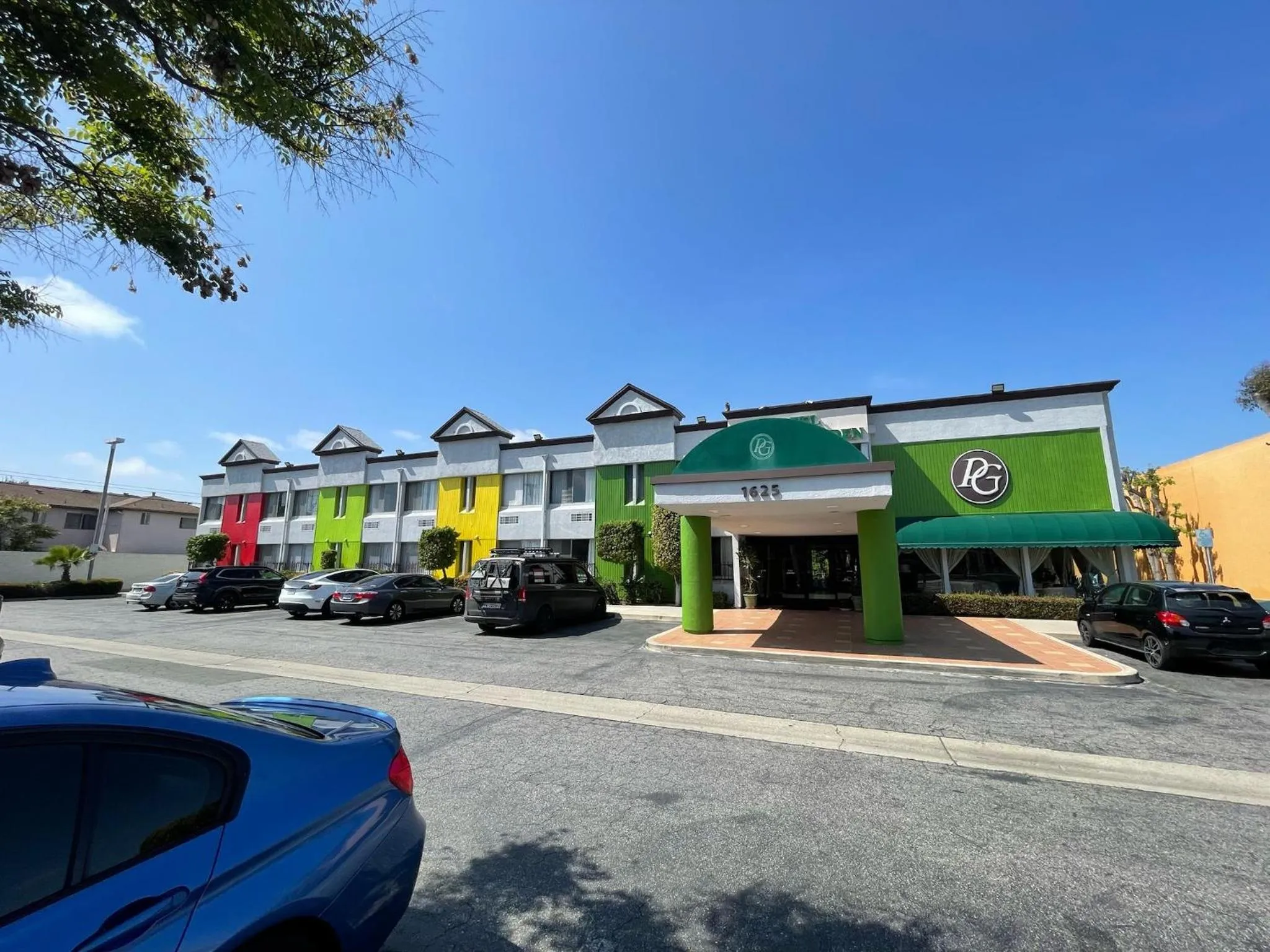 Parking in Hotel Pacific Garden