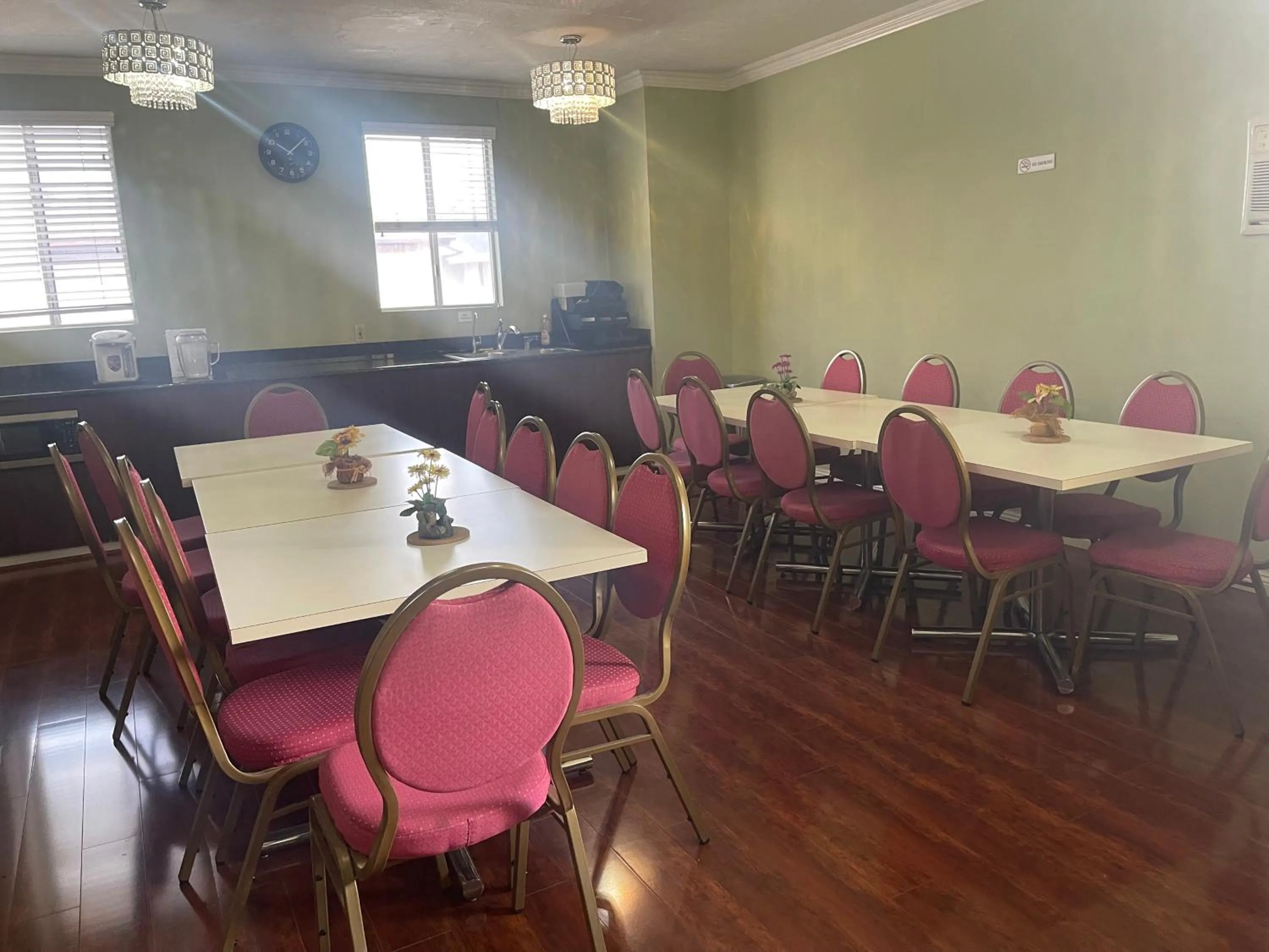 Restaurant/places to eat in Hotel Pacific Garden