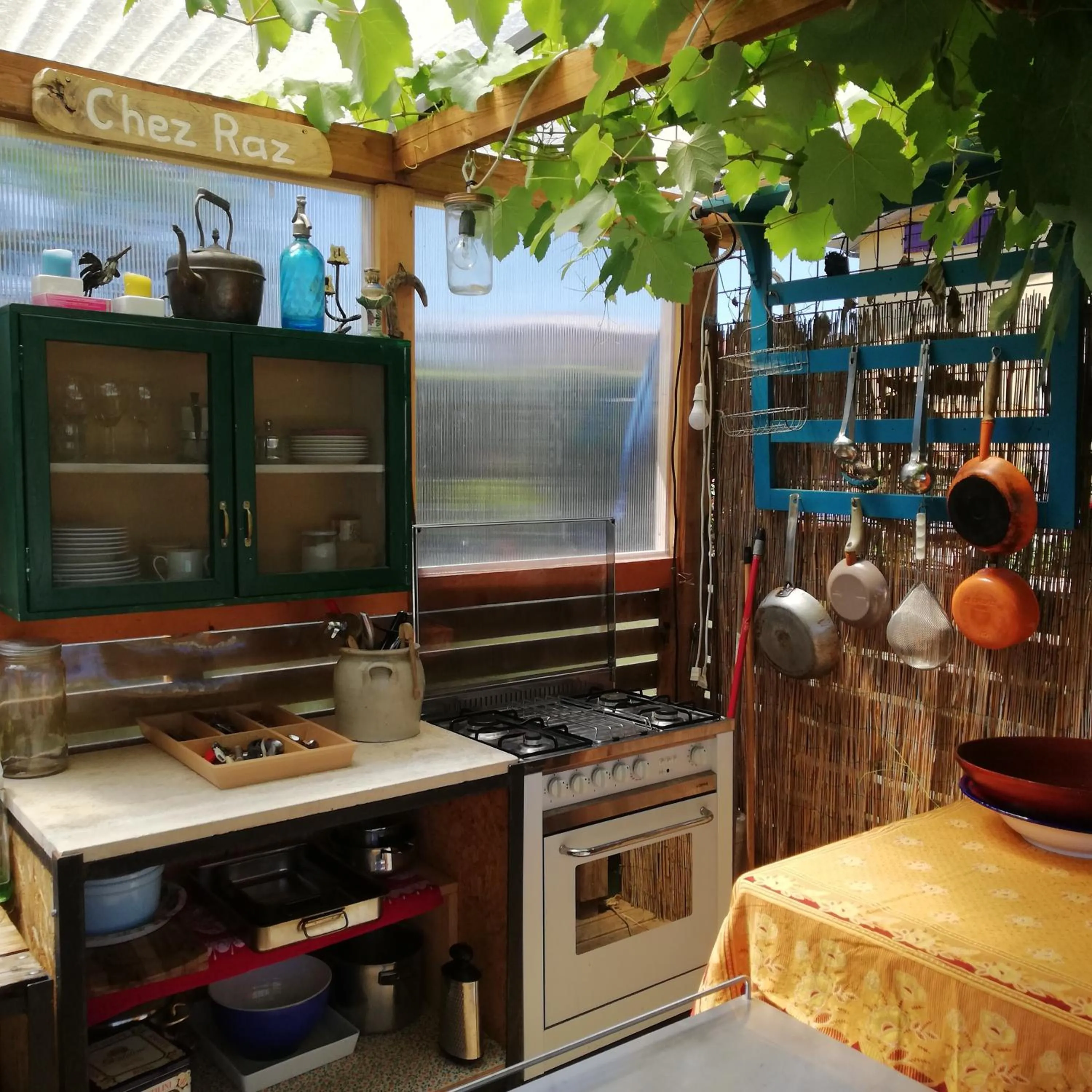 Communal kitchen in Chez Raz B&B