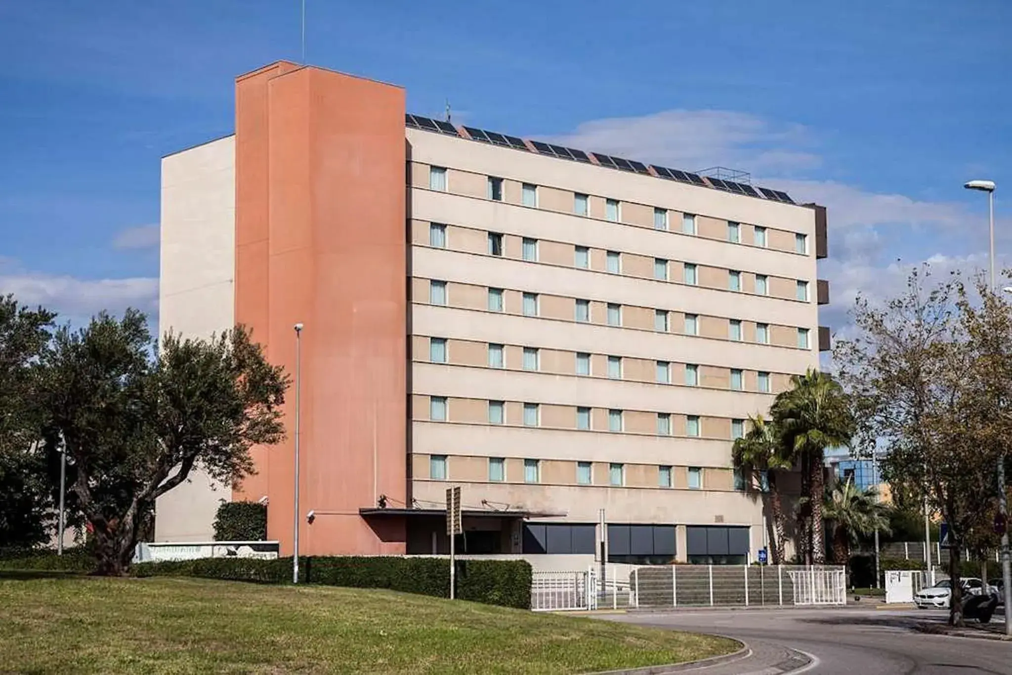 Property building in Travelodge BCN Cornella Fira Property building in Travelodge BCN Cornella Fira