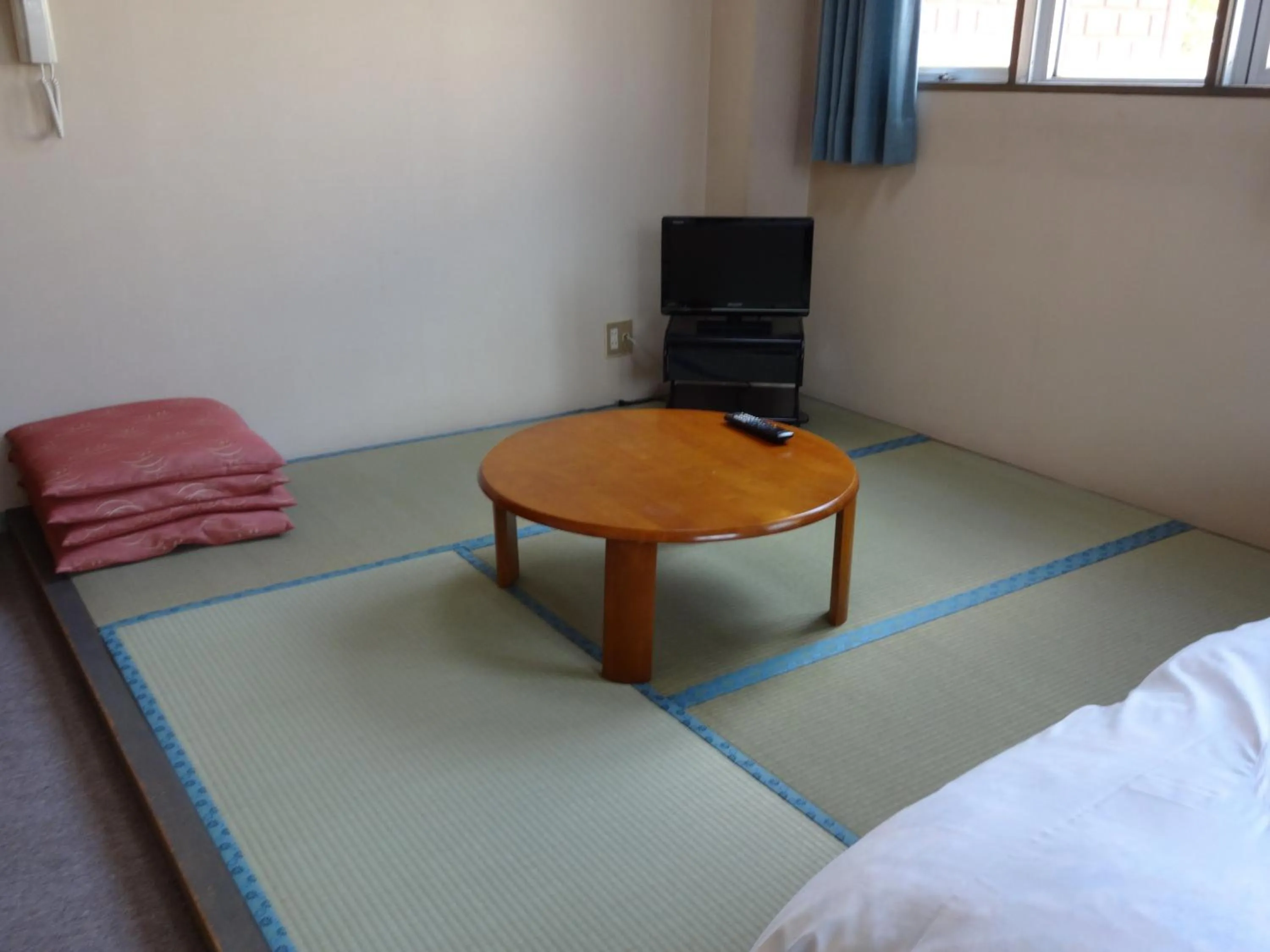 Seating area, Bed in Oomukou Ryokan