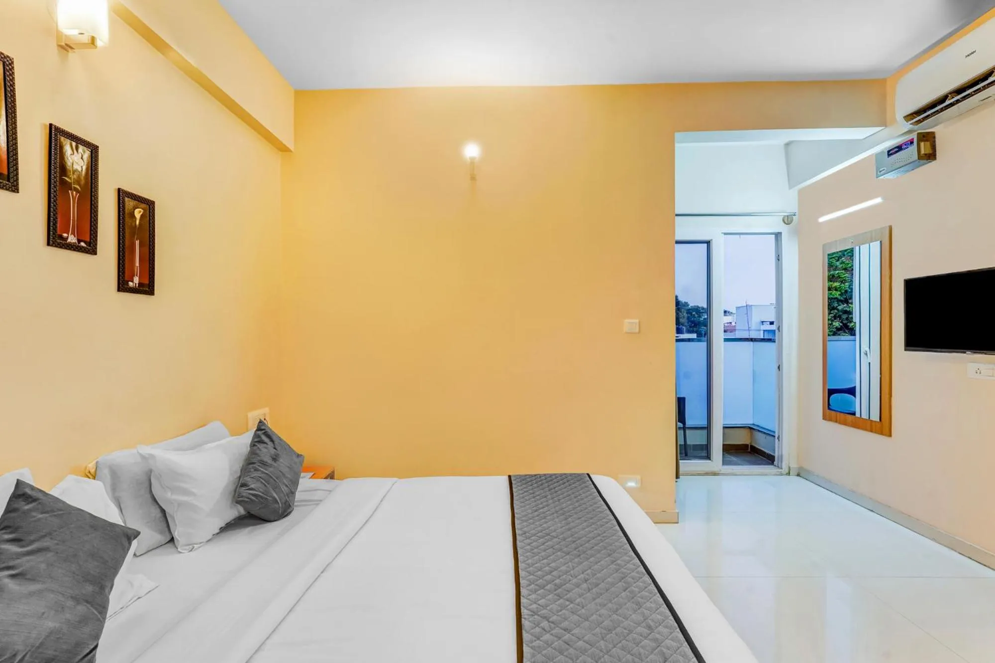 Bed in UPAR Hotels Nearby Bagmane Tech Park