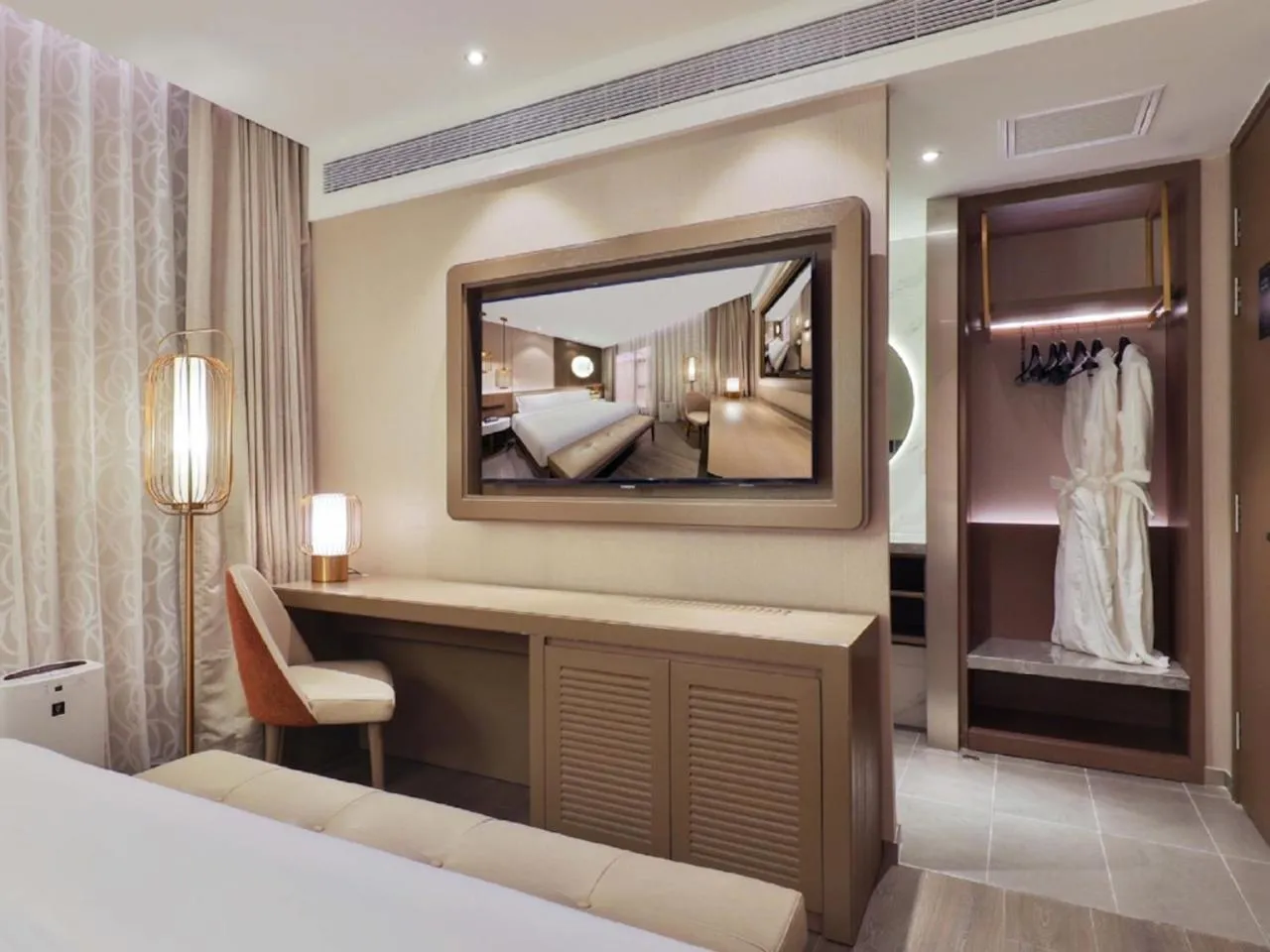 wardrobe, Bed in Crystal Orange Hotel - Shanghai The Bund Jinling East Road