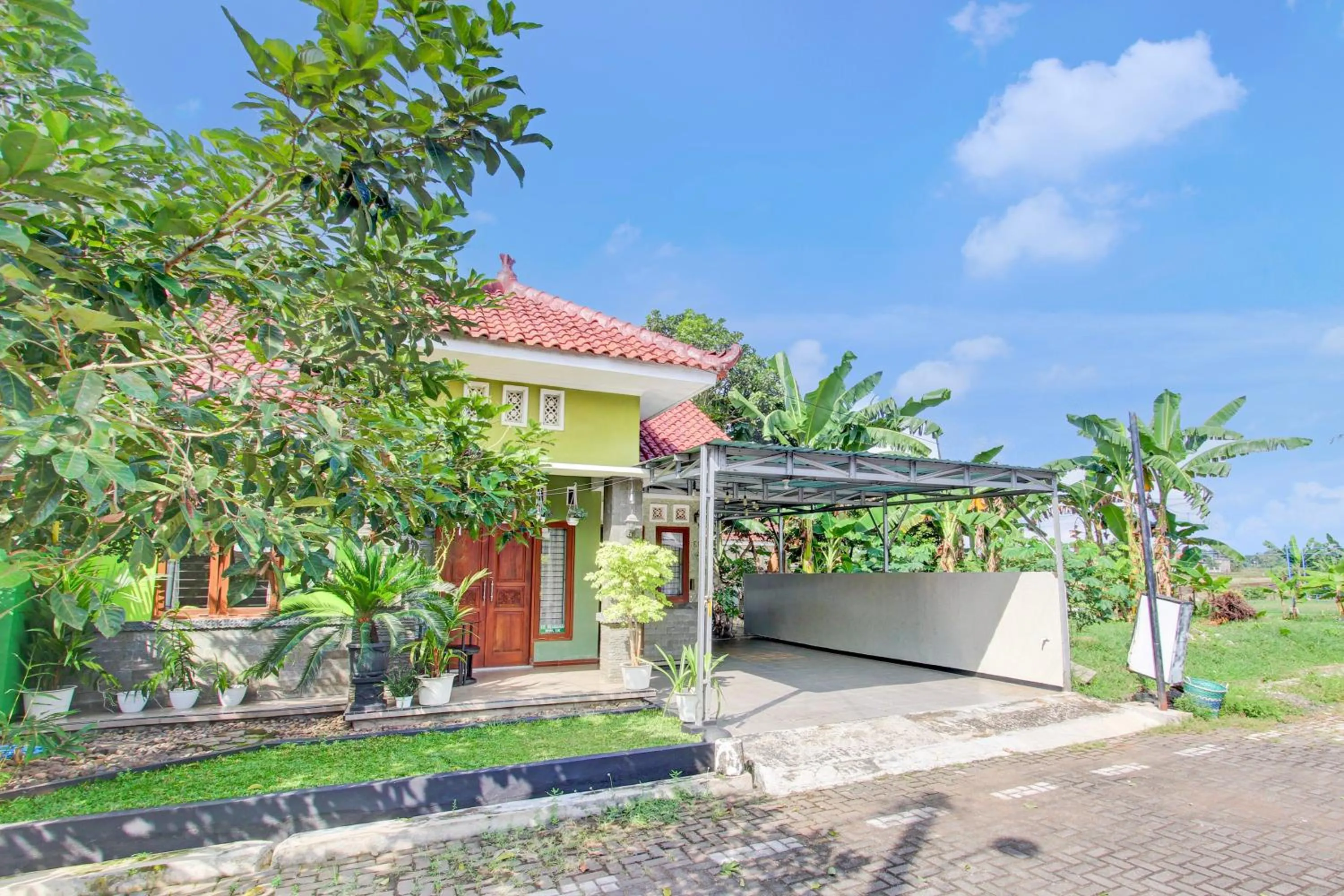 Facade/entrance in Hotel O Homestay Koe Syariah