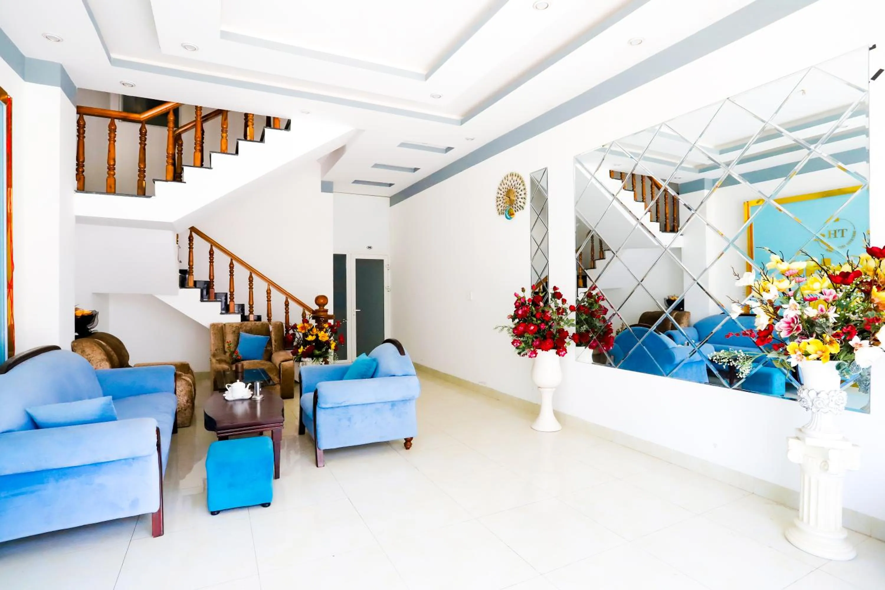 Communal lounge/ TV room in Hotel Trâm Anh