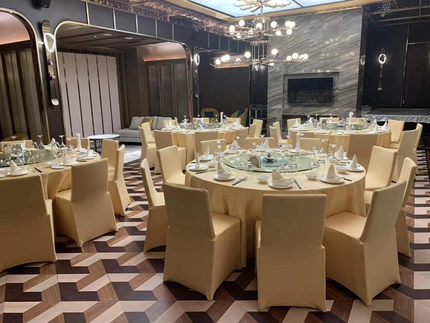 L Snow Supreme Hotel