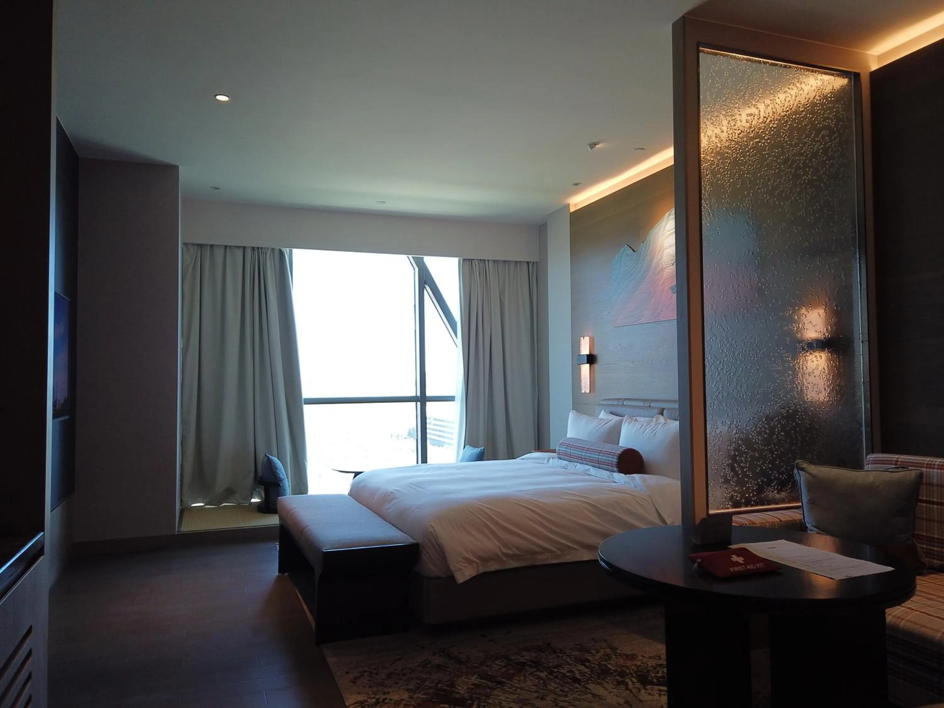 L Snow Supreme Hotel