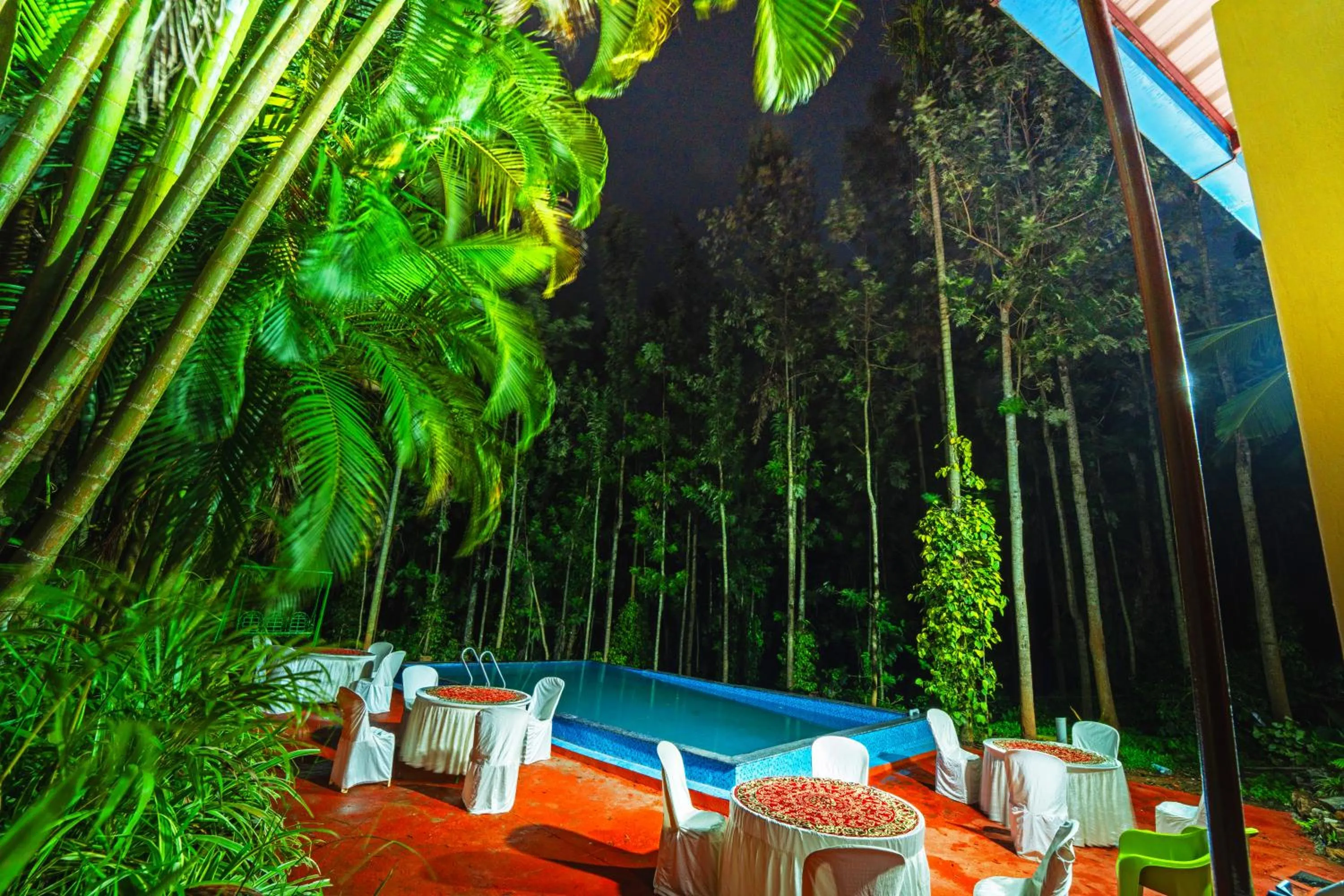 Swimming pool in Enso Luxury Stays