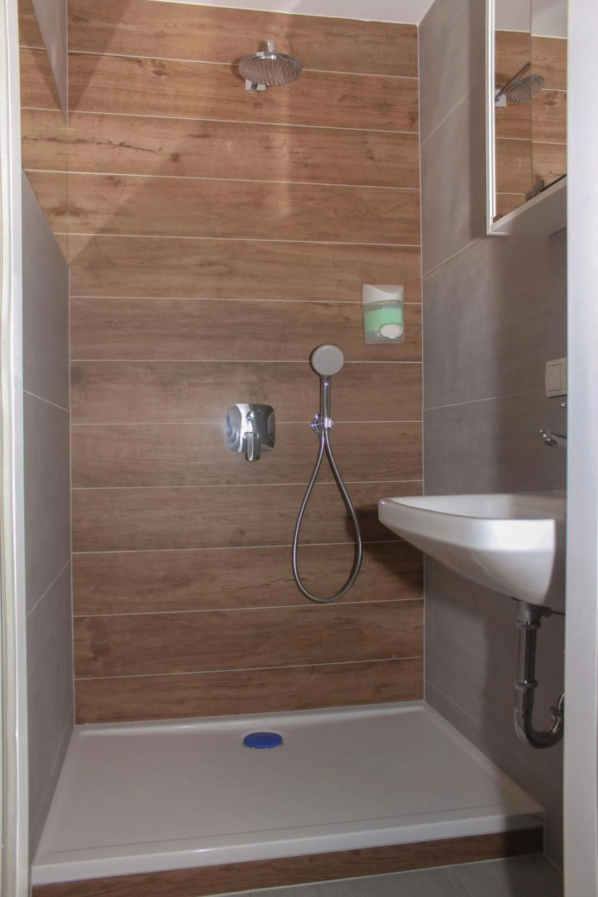 Shower in Christiano Apartments 1060 CITY