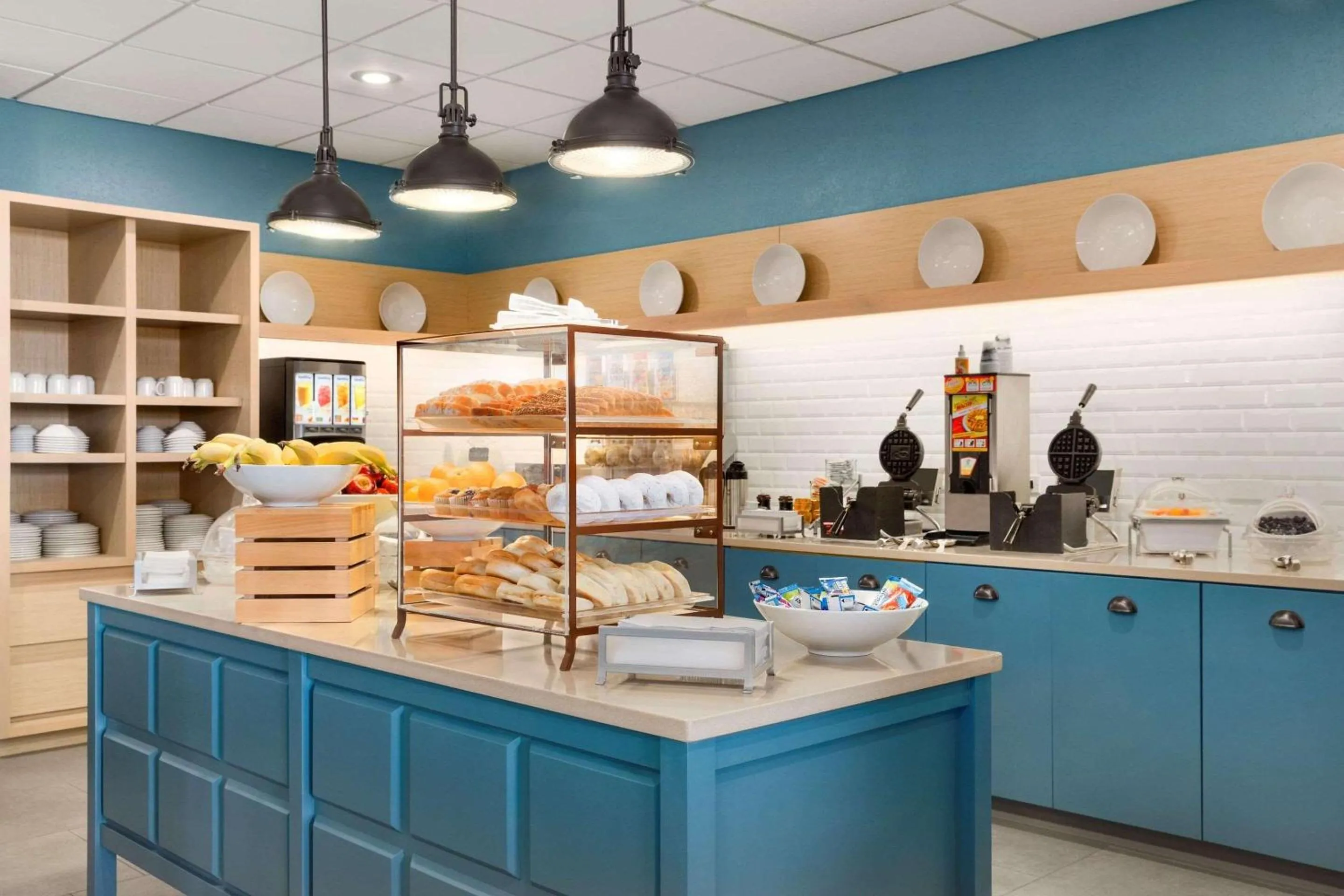 Breakfast in Country Inn & Suites by Radisson, Sidney, NE