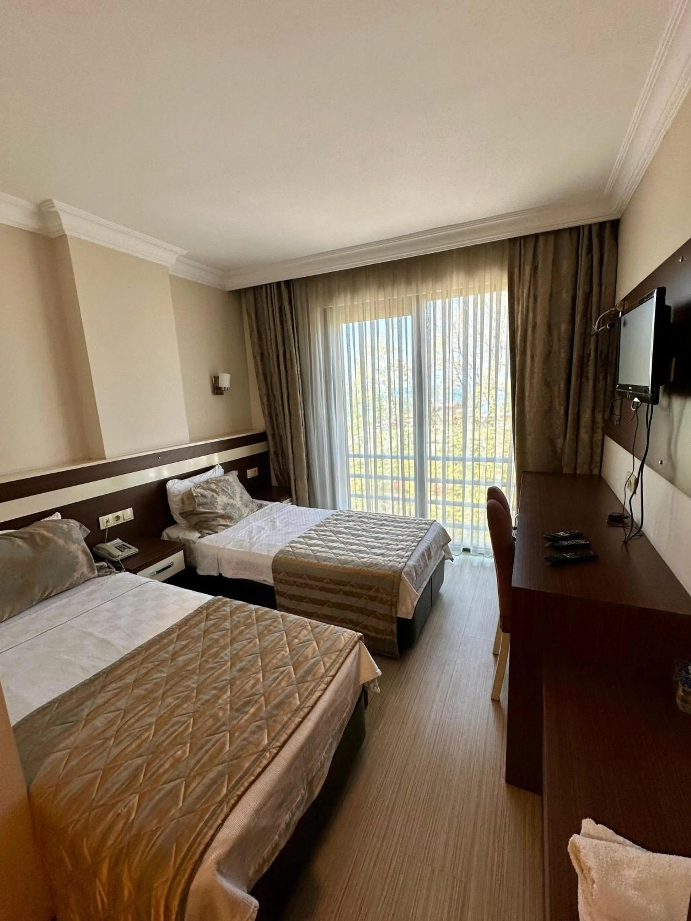 Communal lounge/ TV room, Bed in Hotel Avci