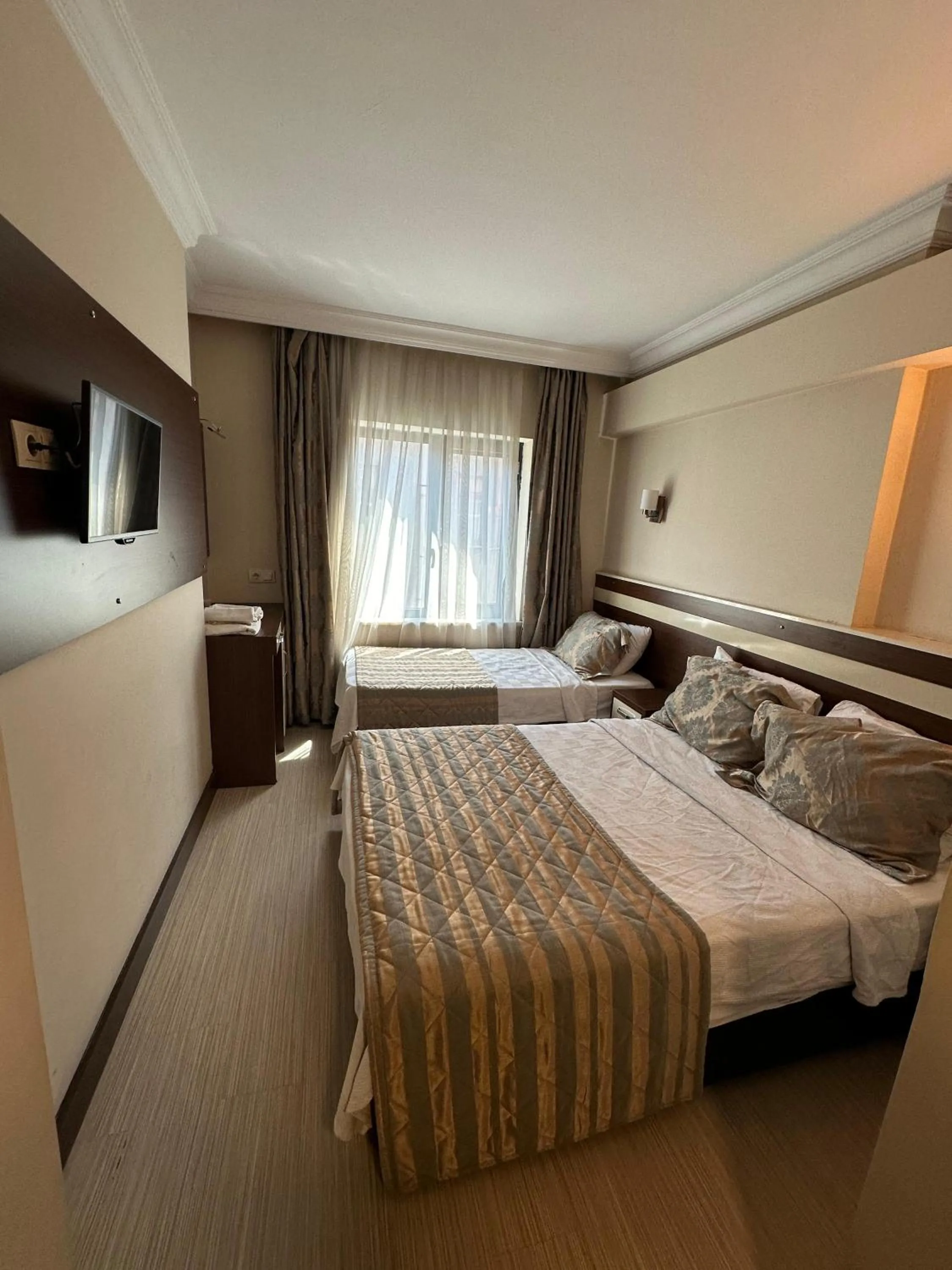 Communal lounge/ TV room, Bed in Hotel Avci