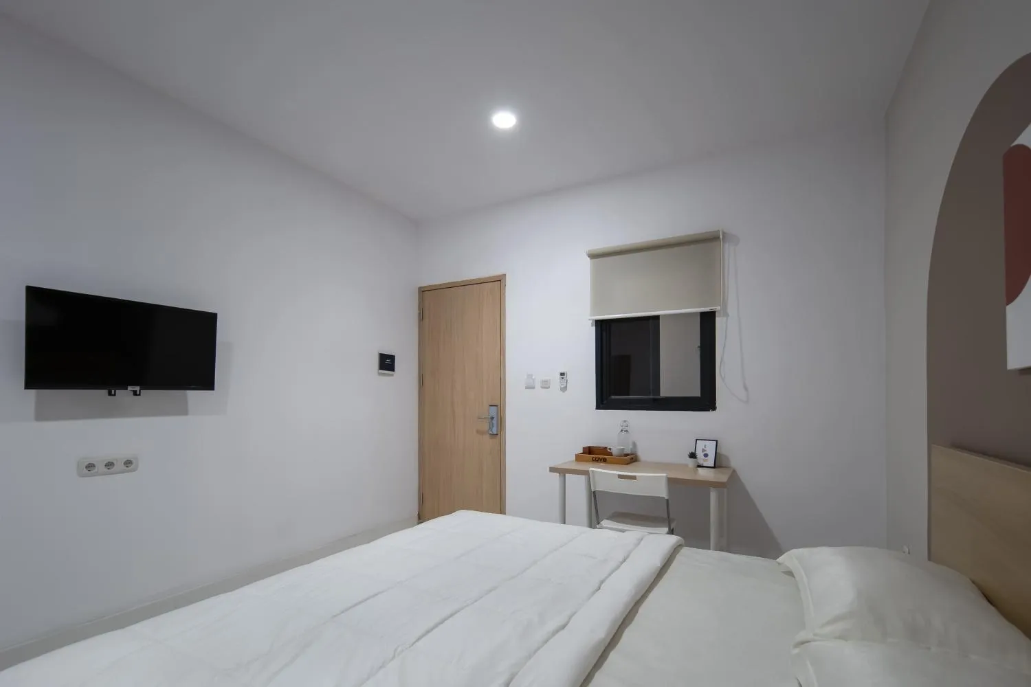 Photo of the whole room, Bed in Cove Aventurine