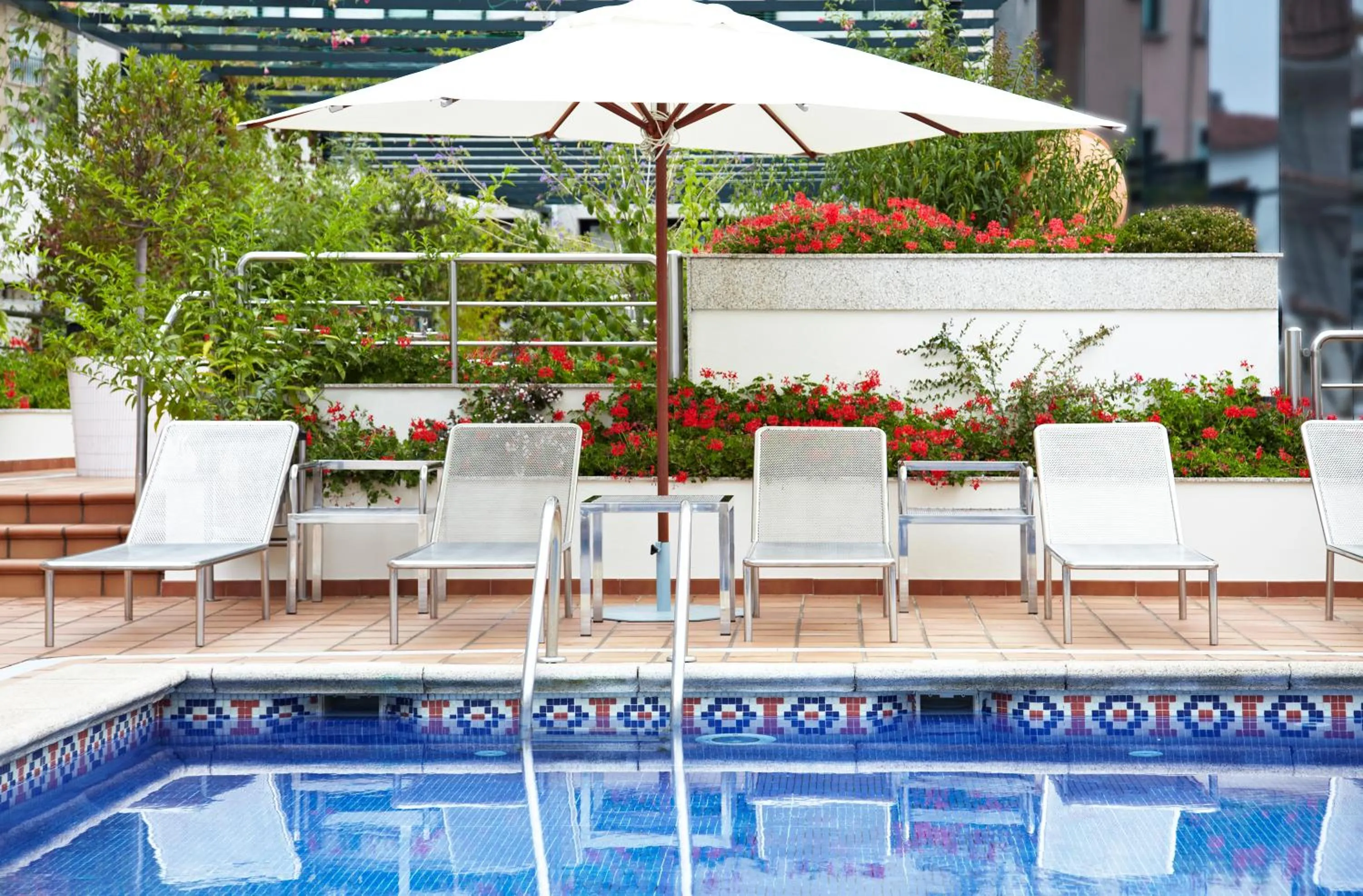 Swimming pool in Hotel Carlos I Silgar