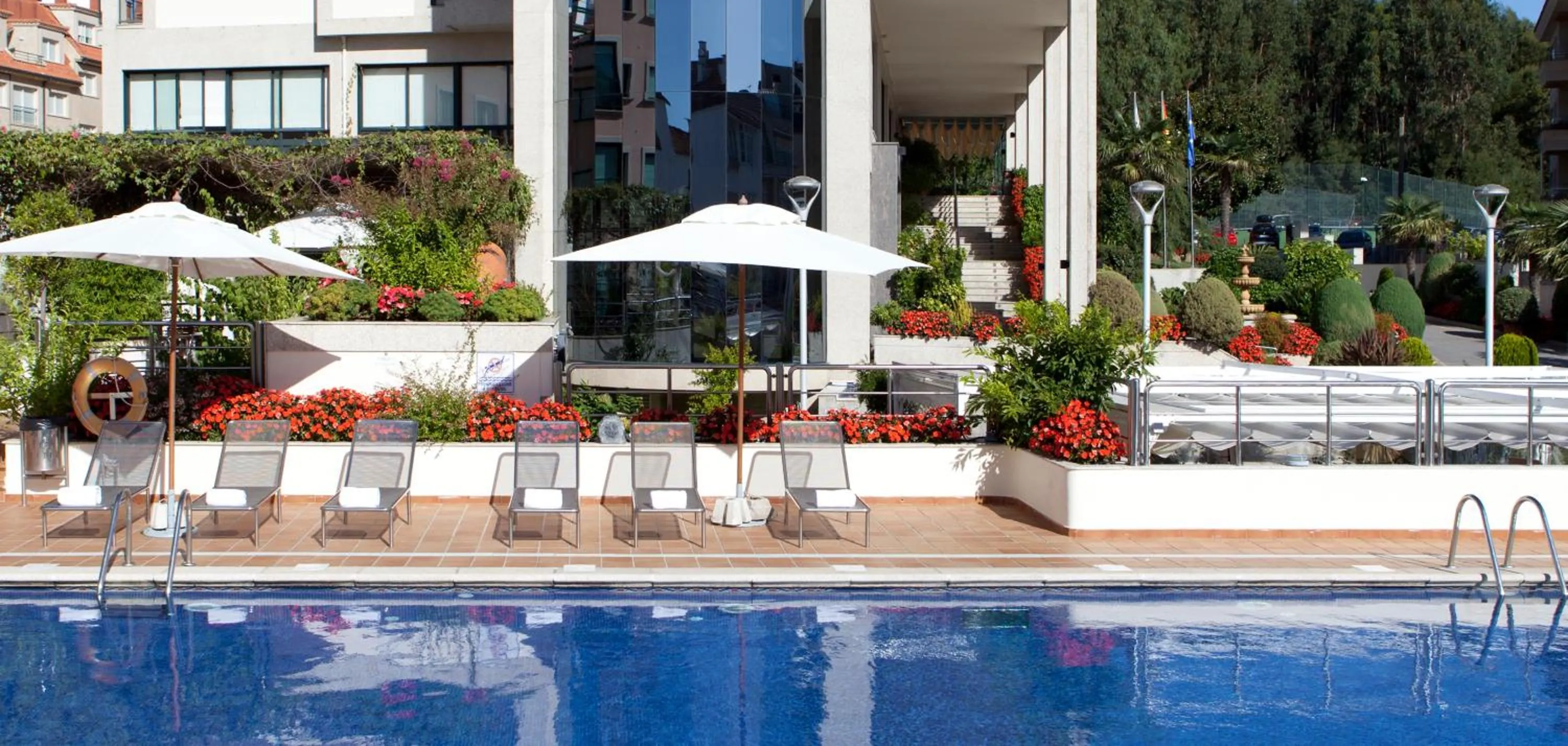 Swimming pool in Hotel Carlos I Silgar