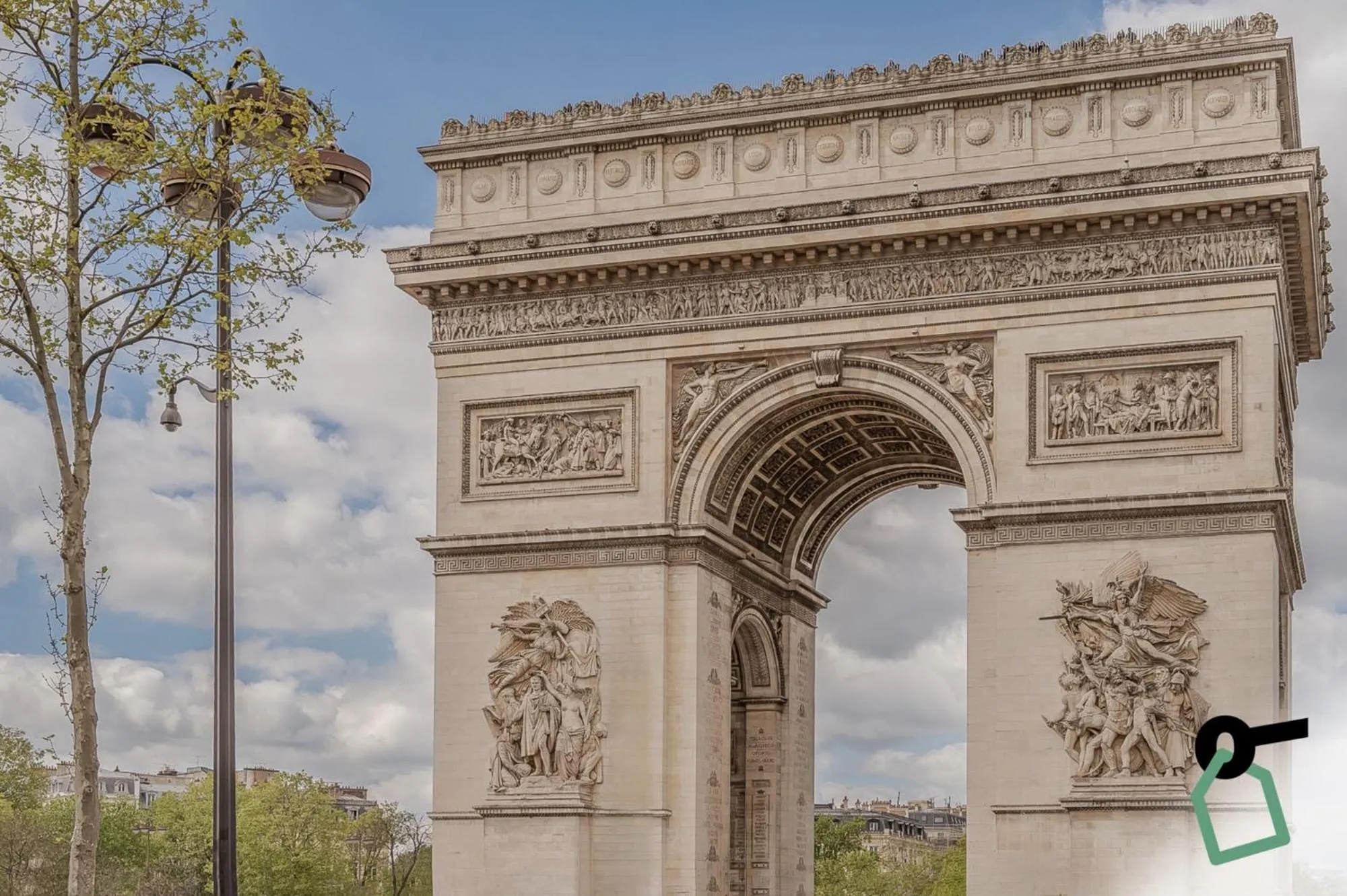 Nearby landmark in Hotiday Room Collection - Paris Arc de Triomphe