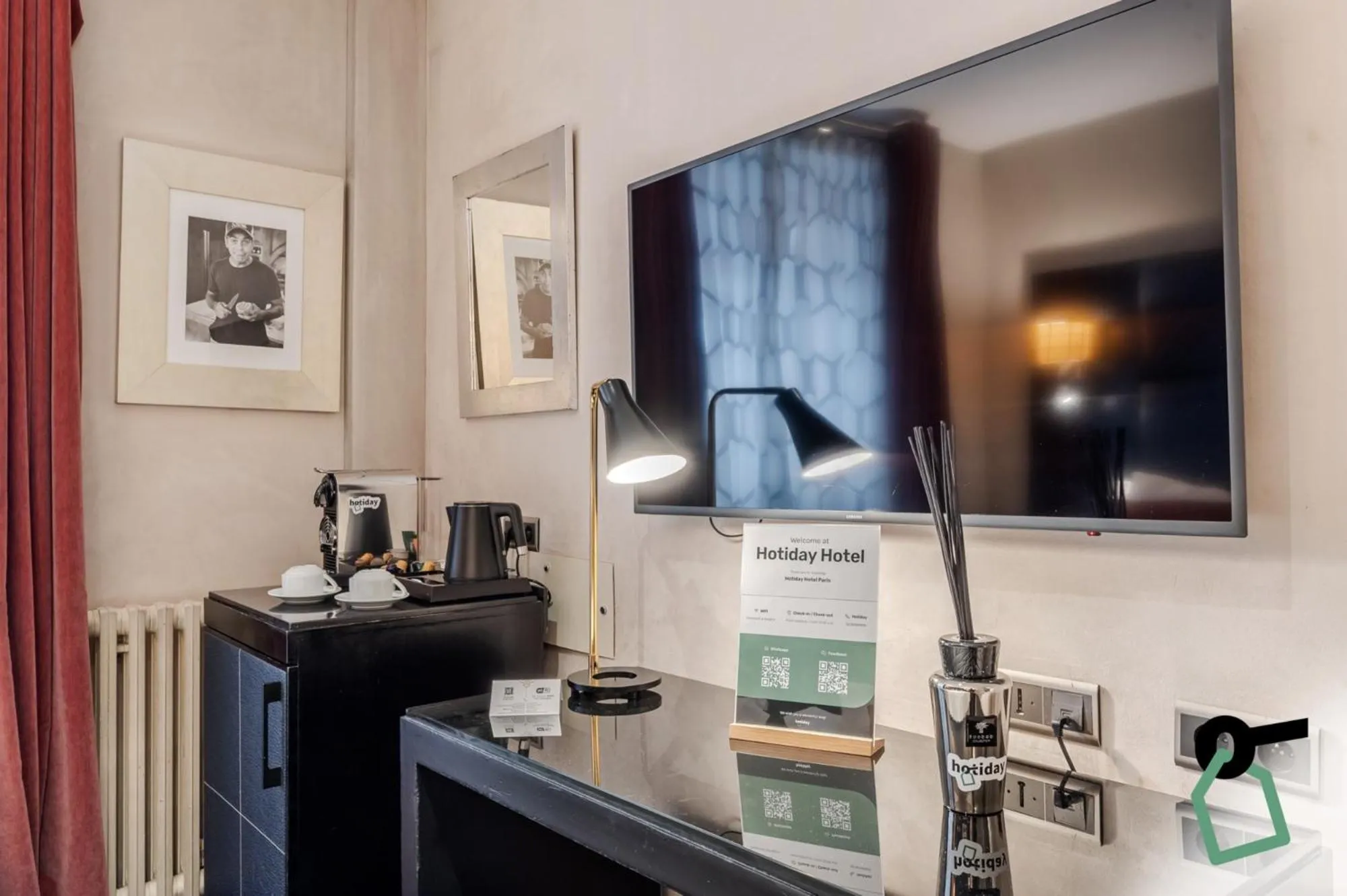 Coffee/tea facilities in Hotiday Room Collection - Paris Arc de Triomphe