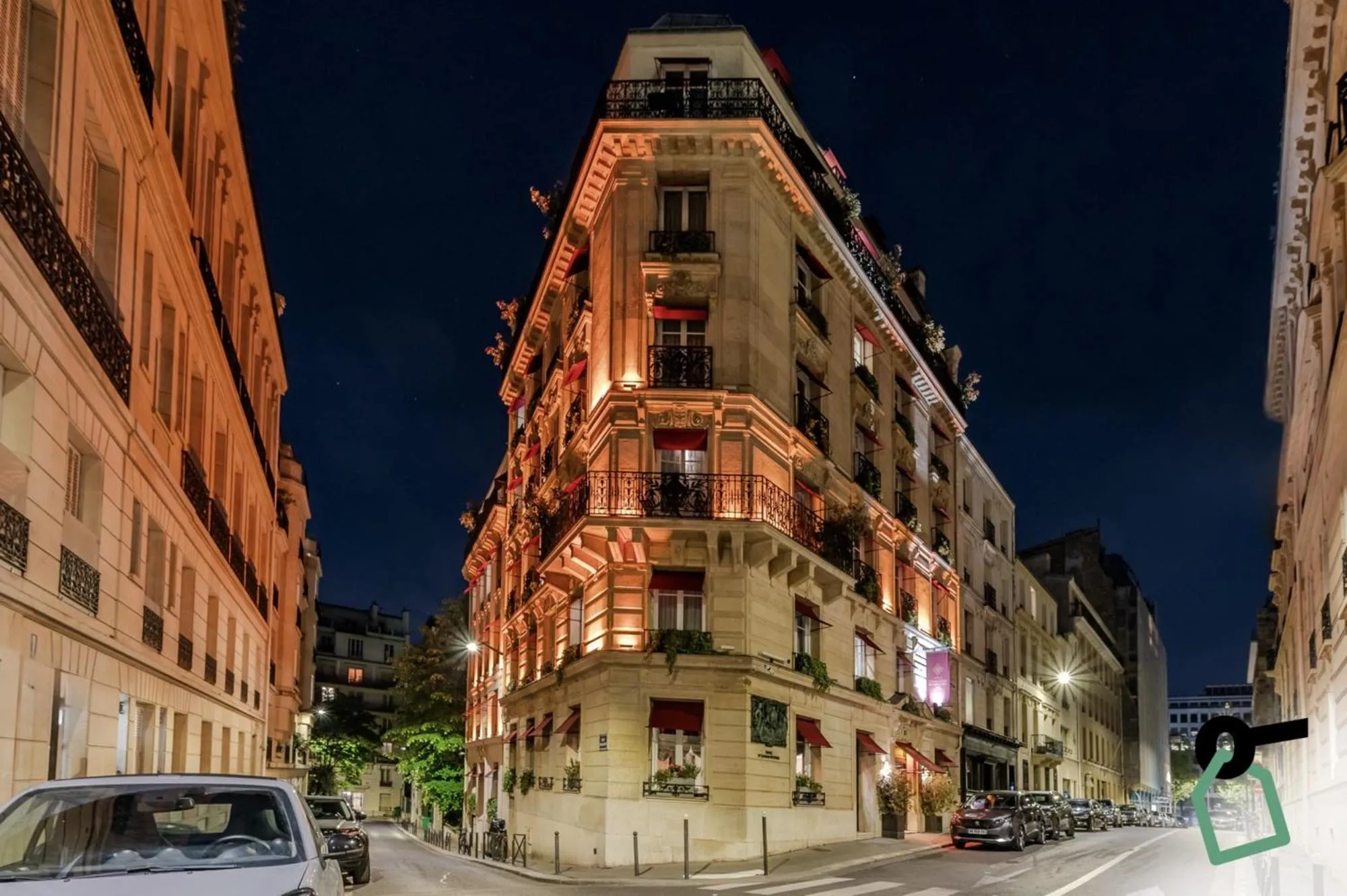 Property building in Hotiday Room Collection - Paris Arc de Triomphe