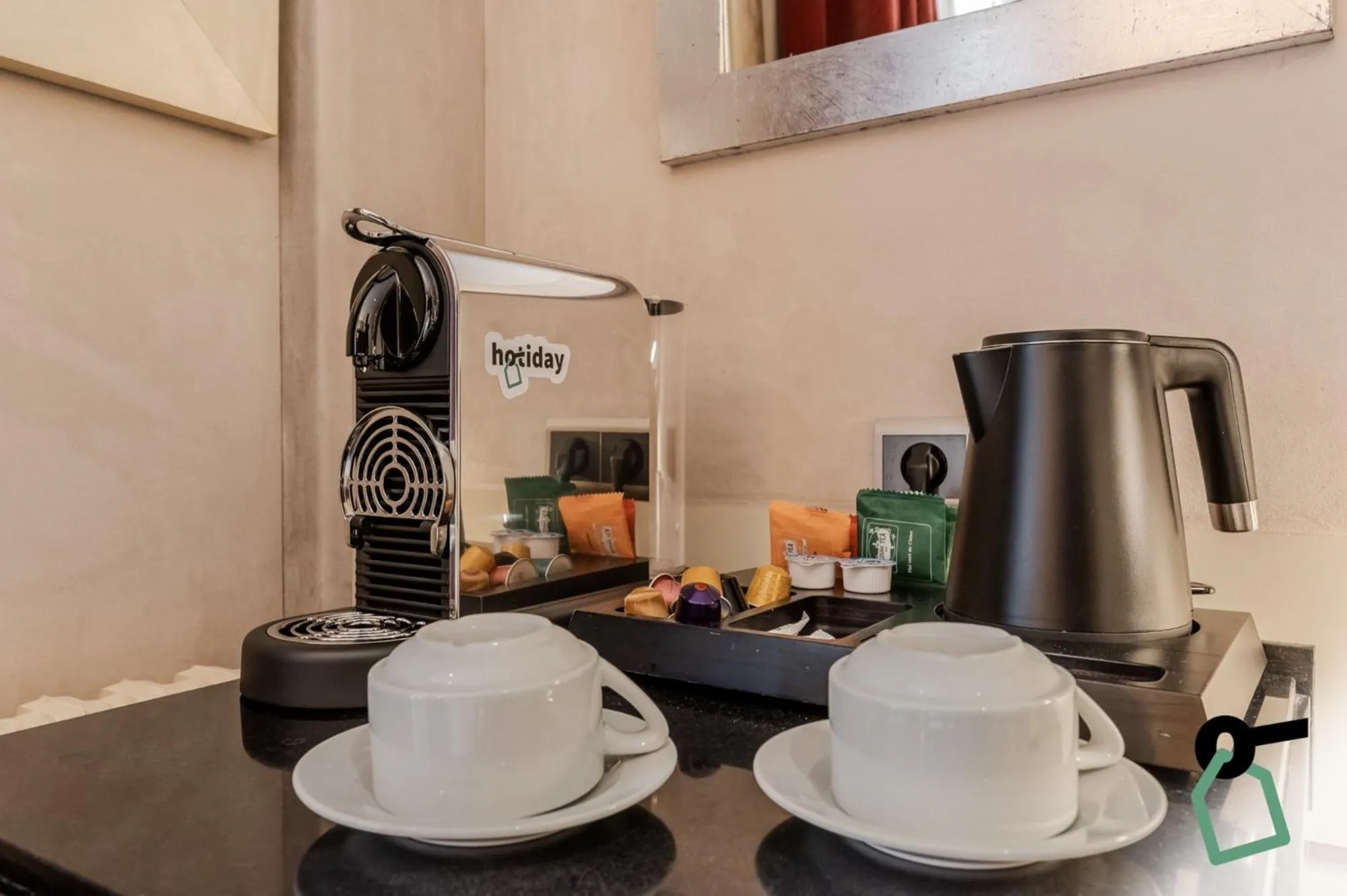Coffee/tea facilities in Hotiday Room Collection - Paris Arc de Triomphe