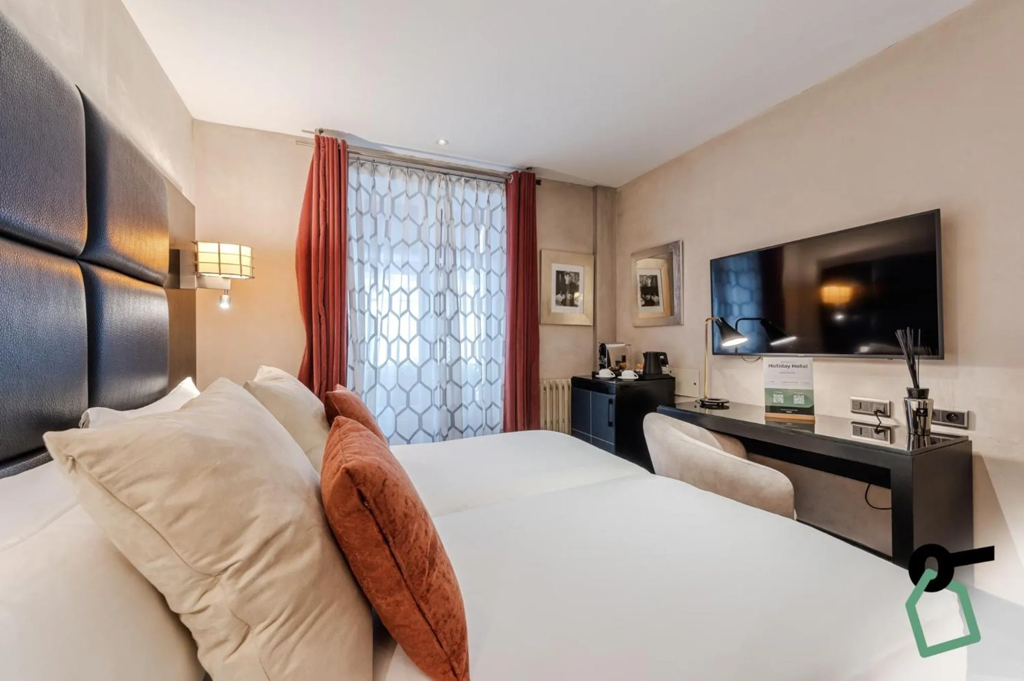 Photo of the whole room, Bed in Hotiday Room Collection - Paris Arc de Triomphe