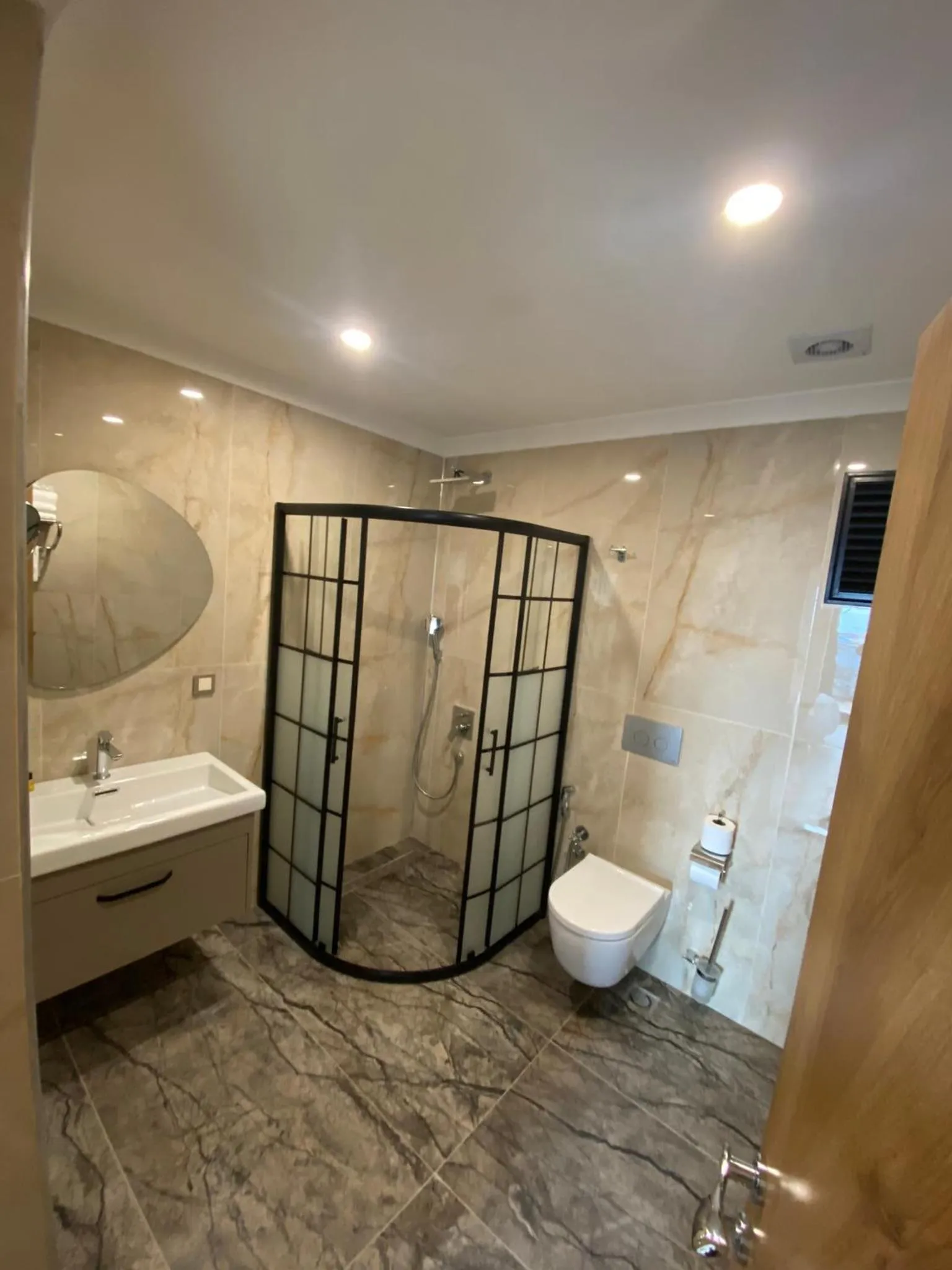 Shower in Rena Grand Residence & Suit