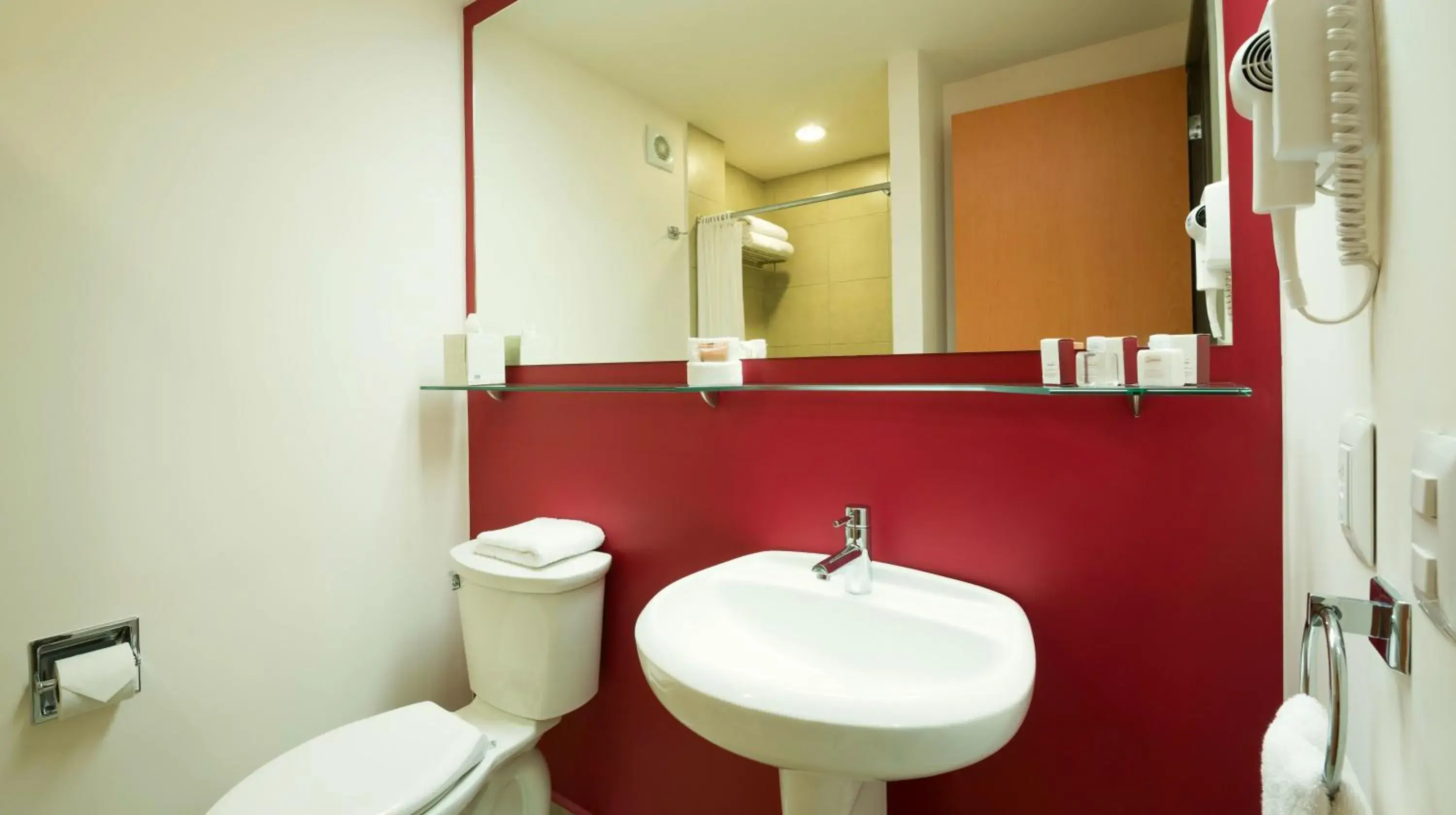 Bathroom in Mision Express Queretaro Bathroom in Mision Express Queretaro