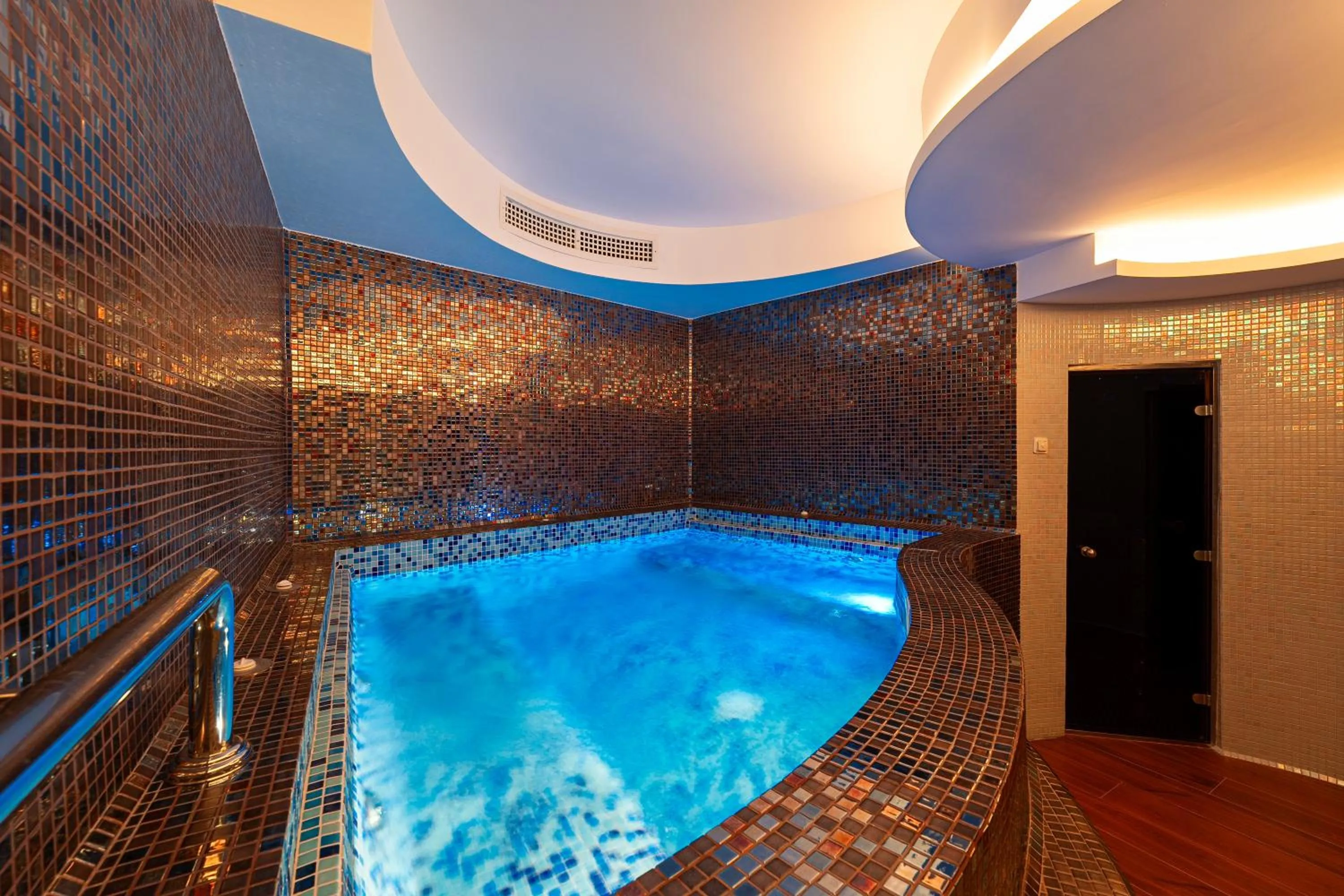 Hot Tub in Hotel De‘Andros Virpazar