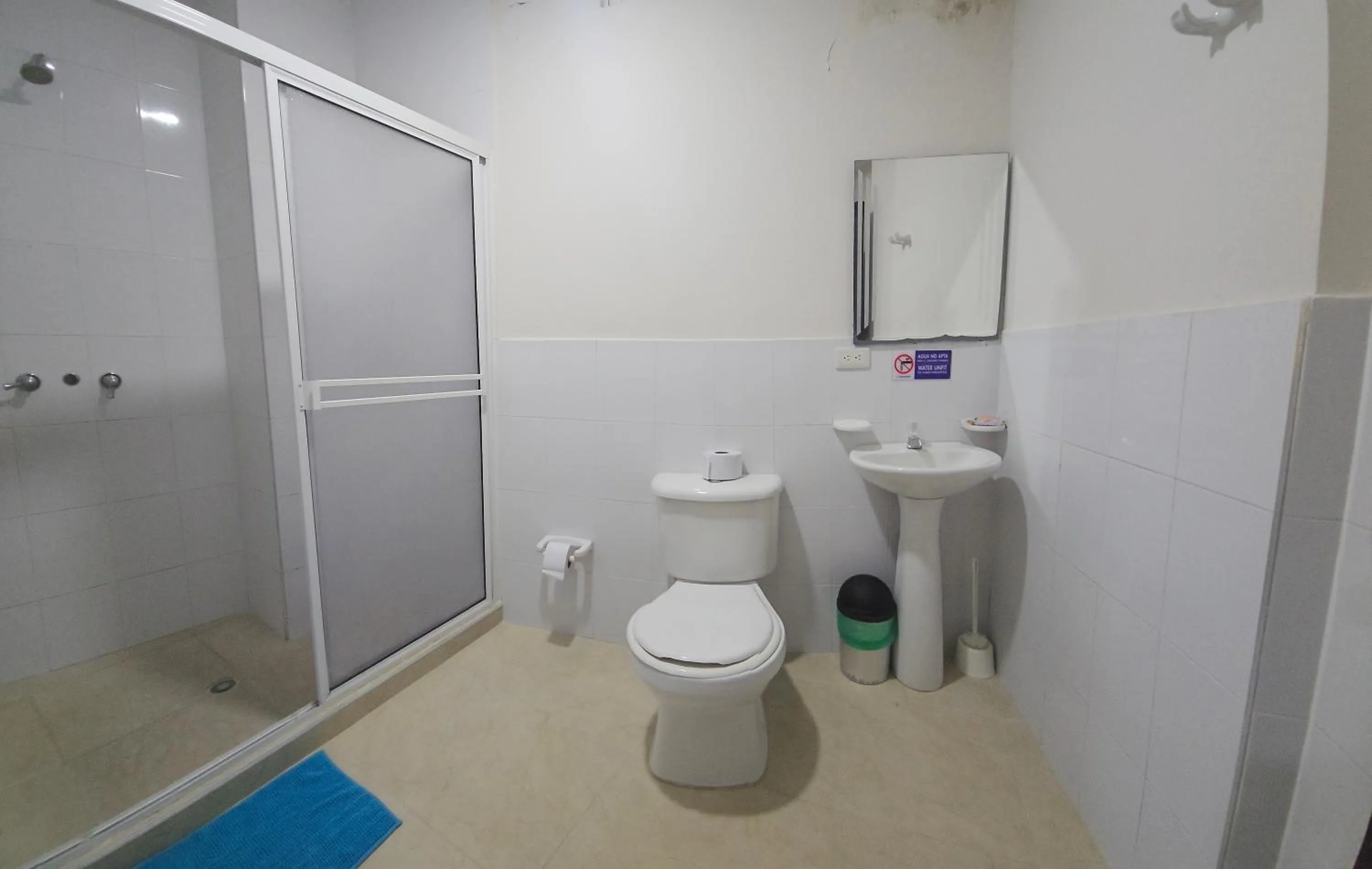 Shower in Caribbean Island Hotel Piso 2