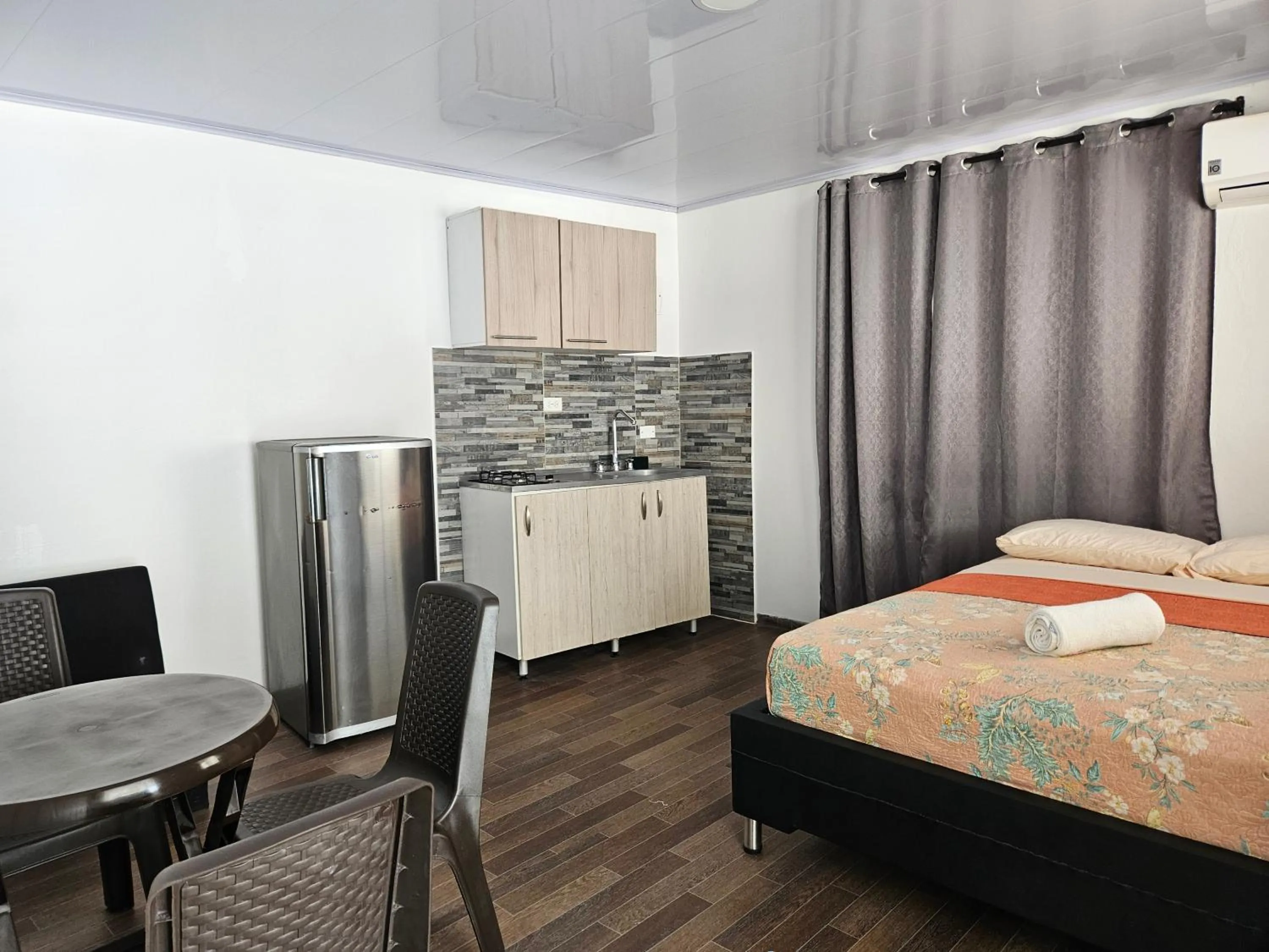 Kitchen or kitchenette, Bed in Caribbean Island Hotel Piso 2