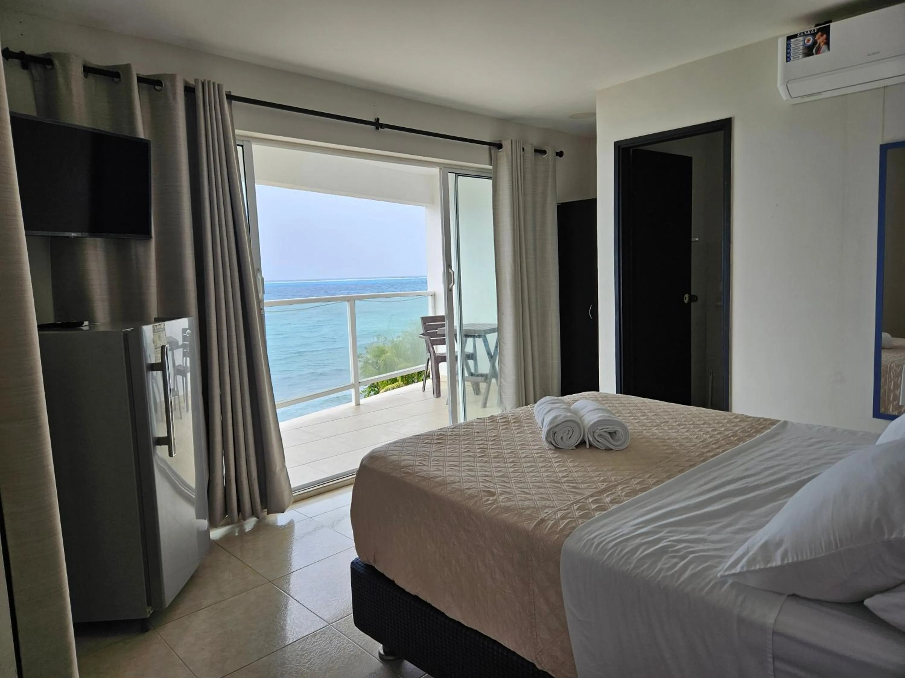 Photo of the whole room, Bed in Caribbean Island Hotel Piso 2