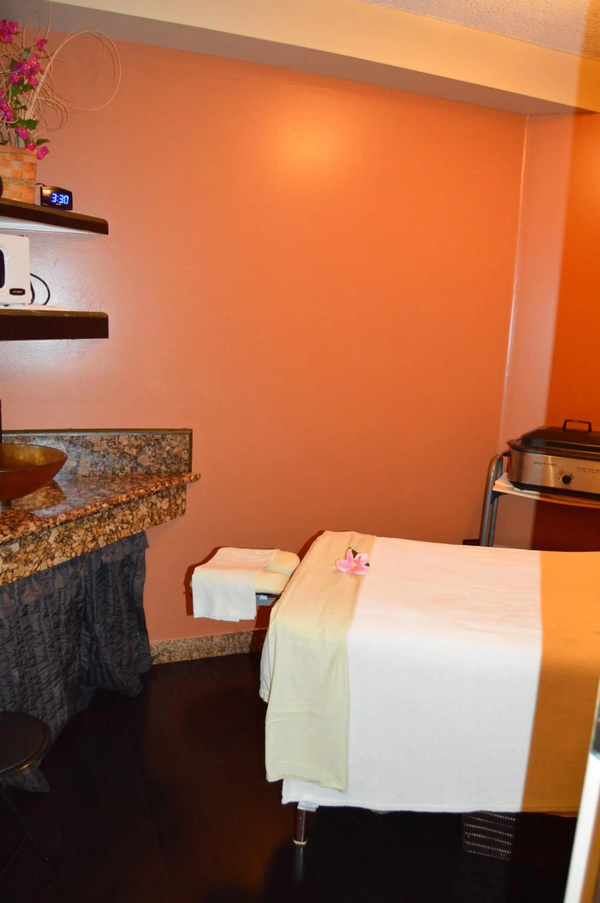 Spa and wellness centre/facilities, Bed in 2417 at Oceanfront Resort Lihue Kauai Beach Drive Private Condo