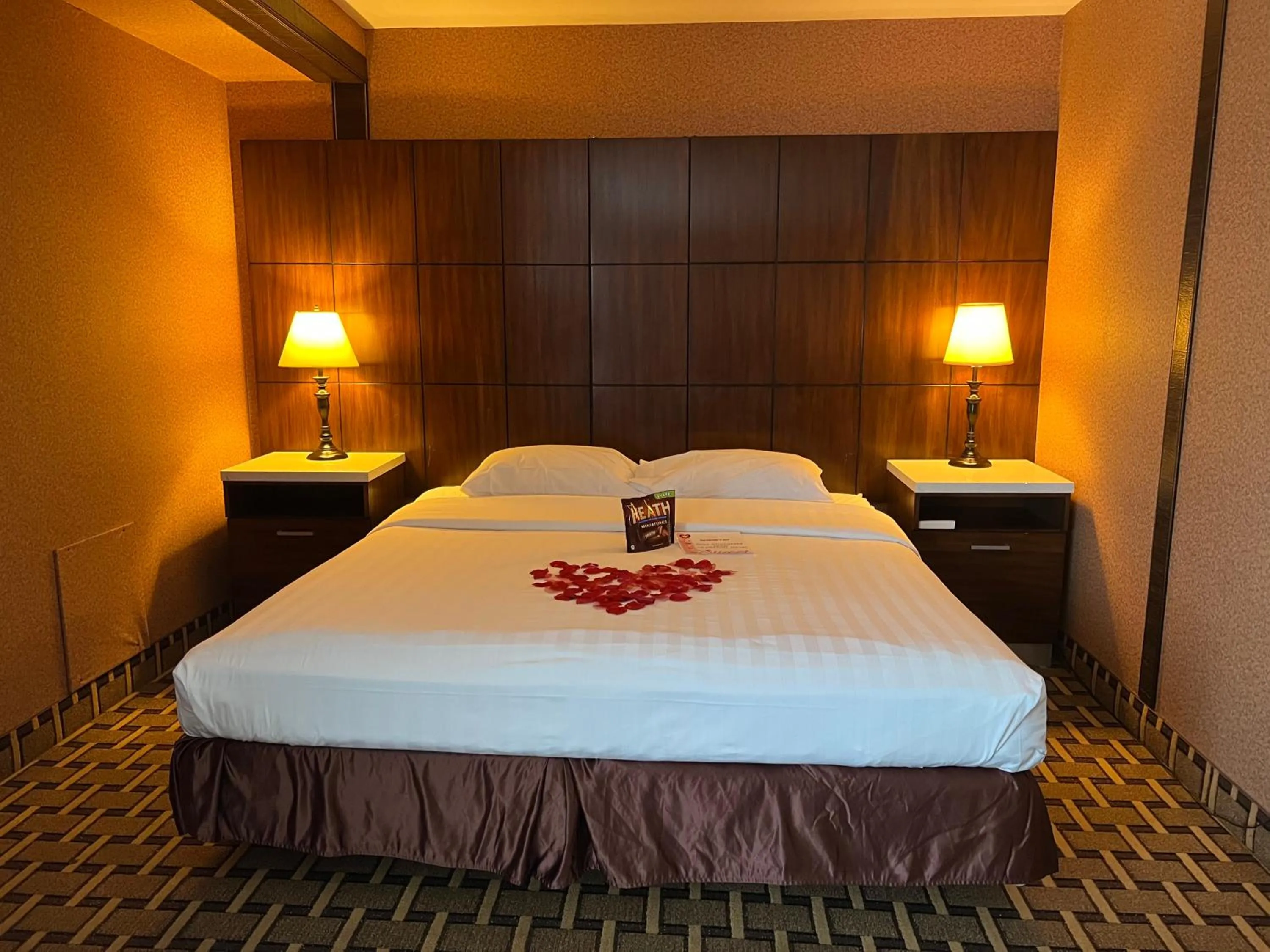 Bedroom, Bed in LA Crystal Hotel -Los Angeles-Long Beach Area