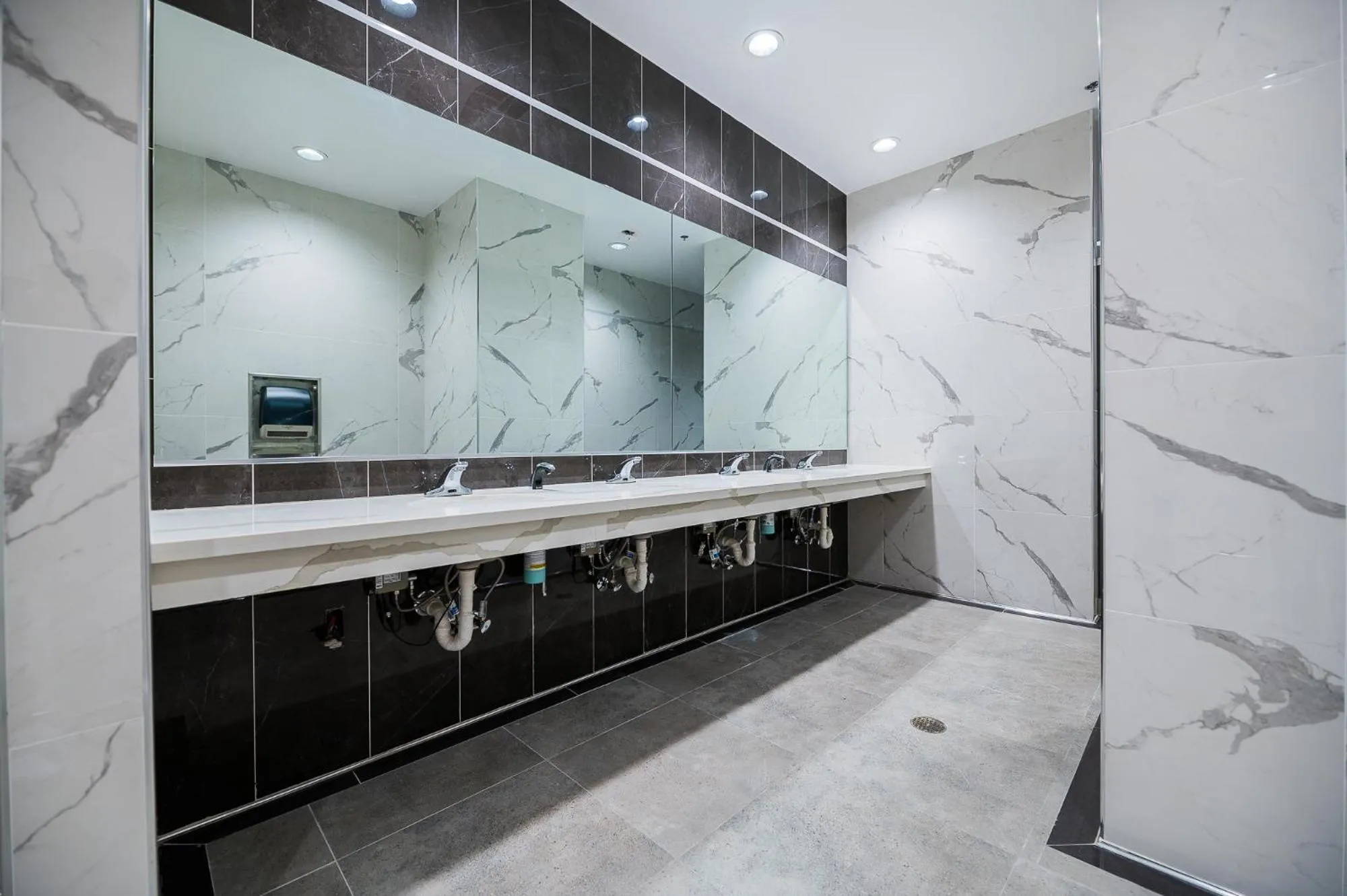 Bathroom in LA Crystal Hotel -Los Angeles-Long Beach Area