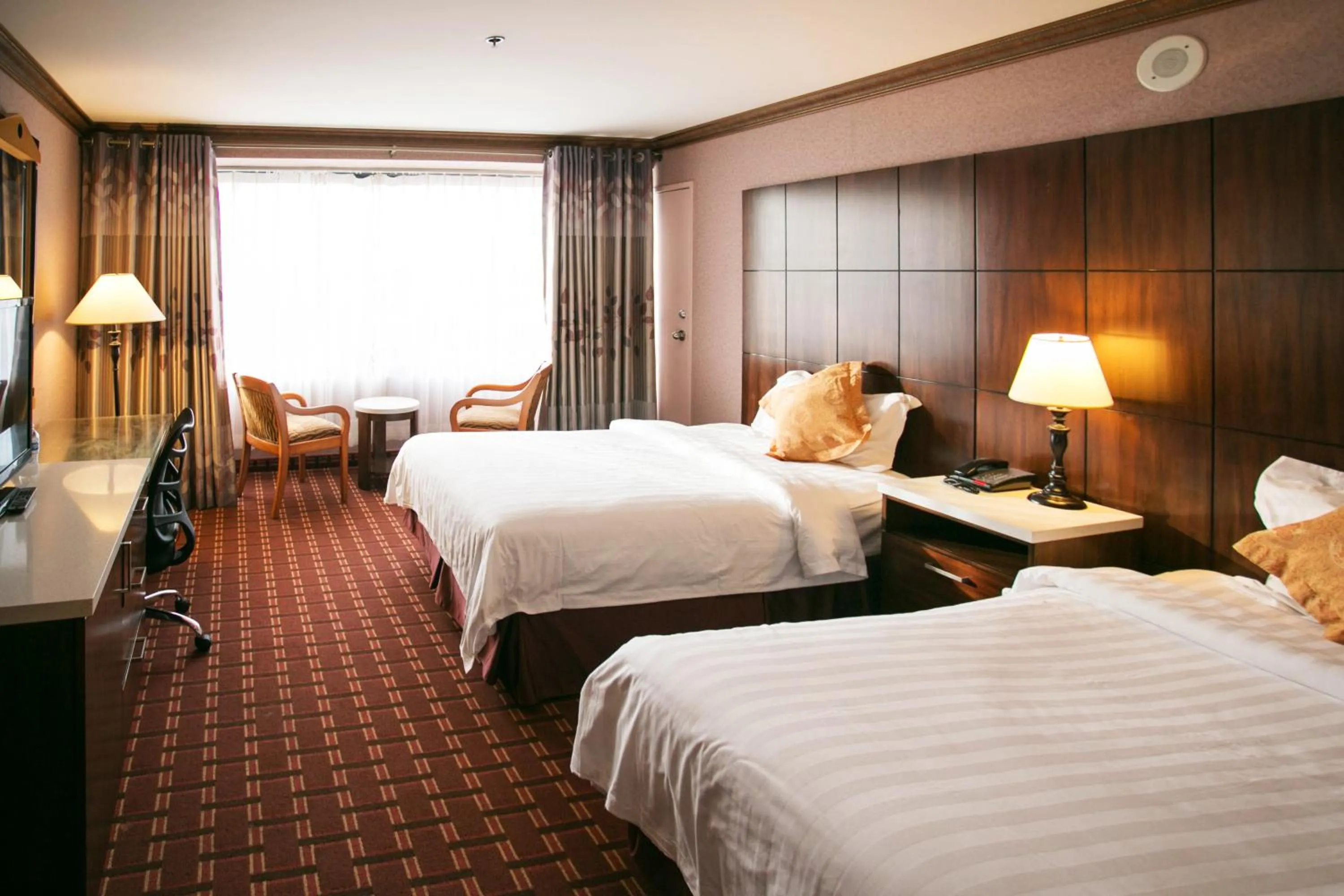 Photo of the whole room, Bed in LA Crystal Hotel -Los Angeles-Long Beach Area