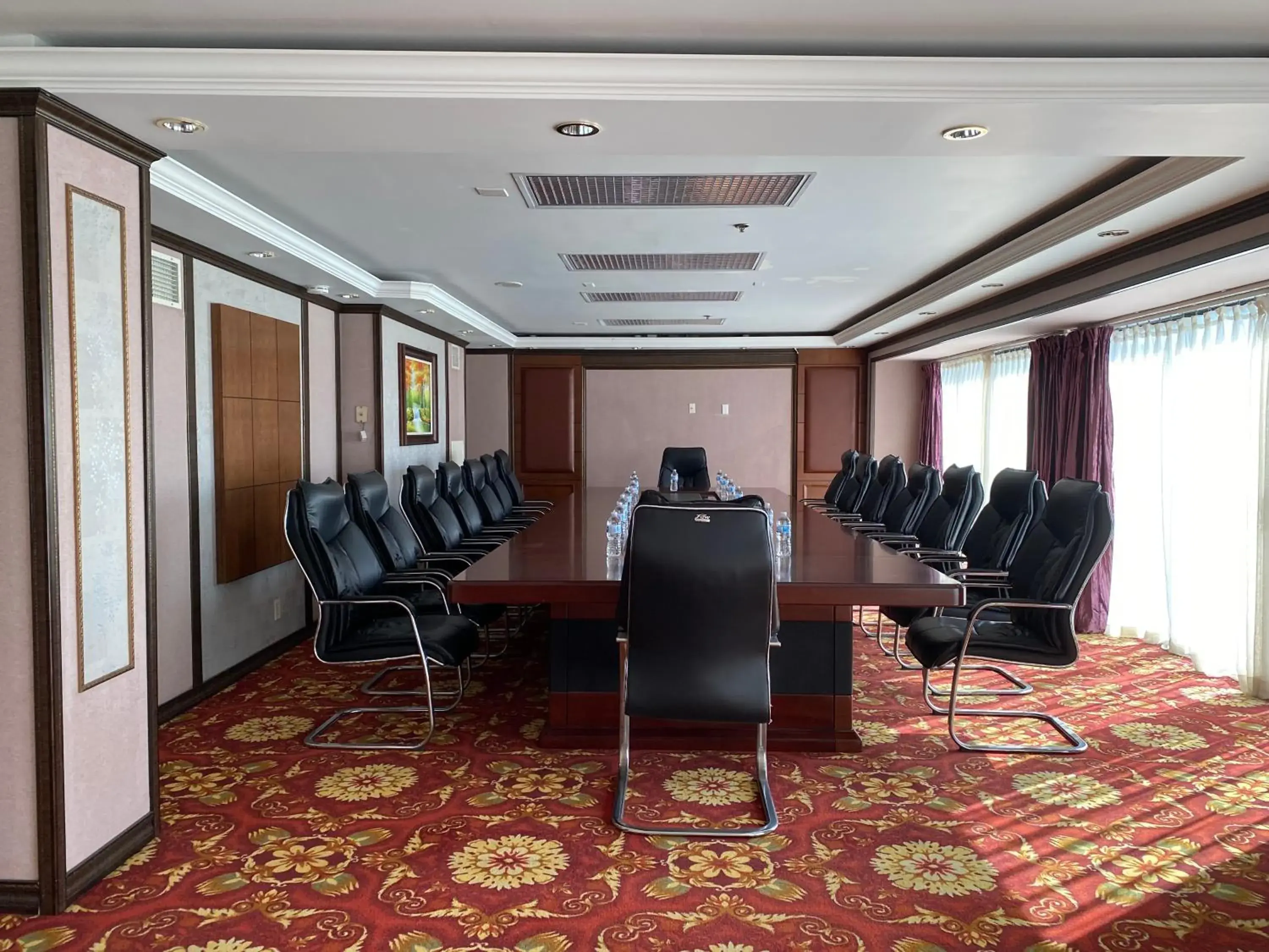 Business Area/Conference Room in LA Crystal Hotel -Los Angeles-Long Beach Area