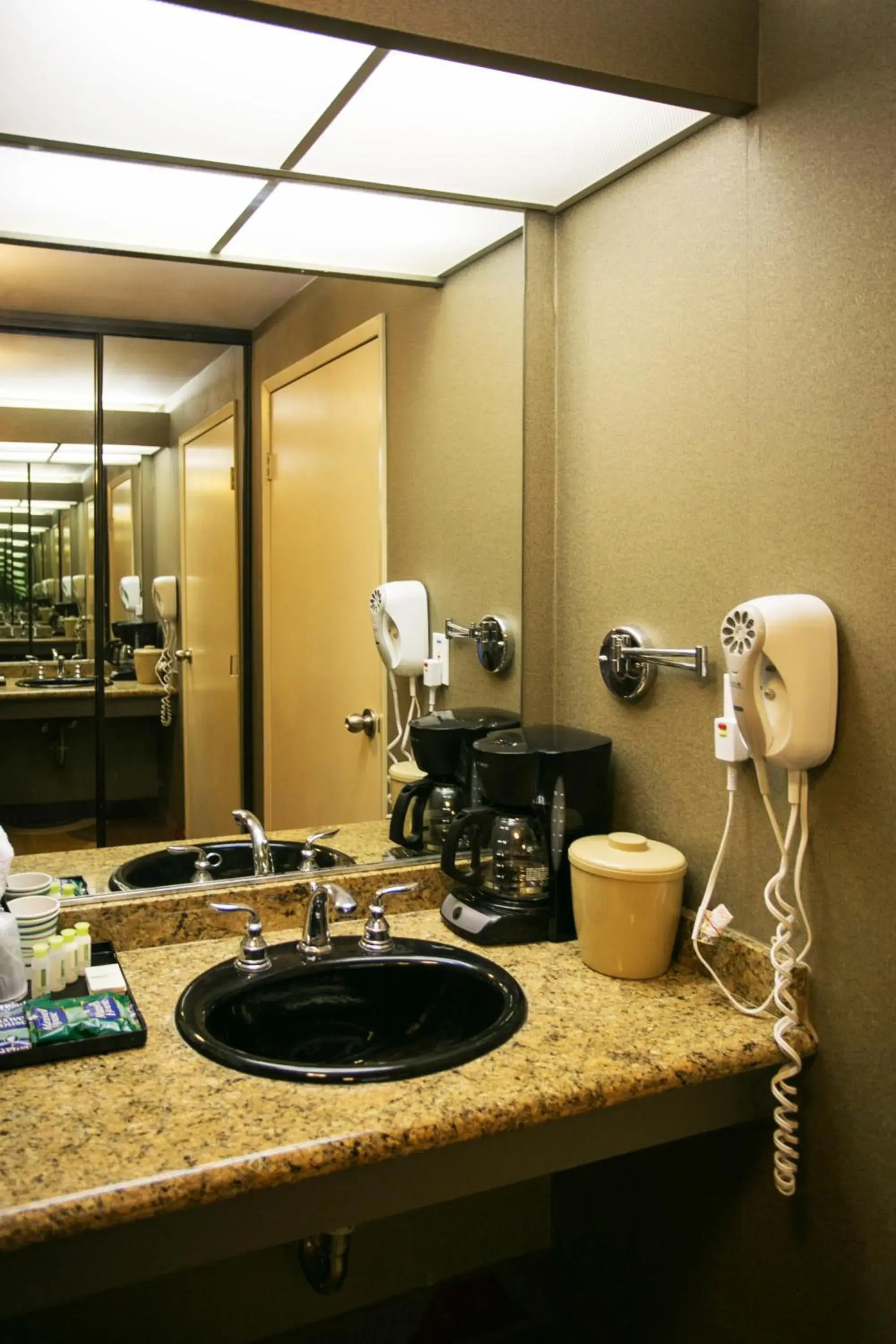 Bathroom in LA Crystal Hotel -Los Angeles-Long Beach Area