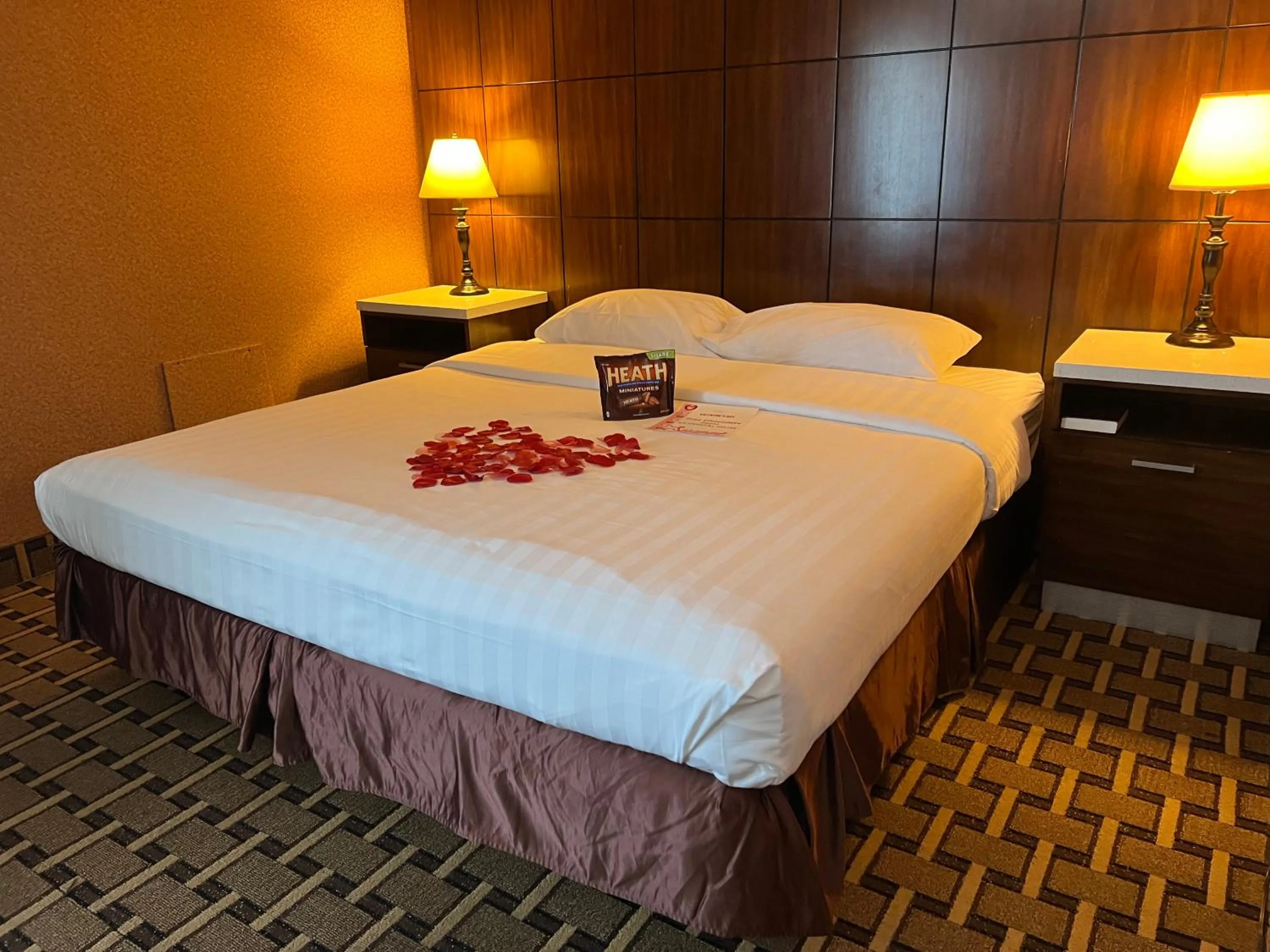 Bedroom, Bed in LA Crystal Hotel -Los Angeles-Long Beach Area