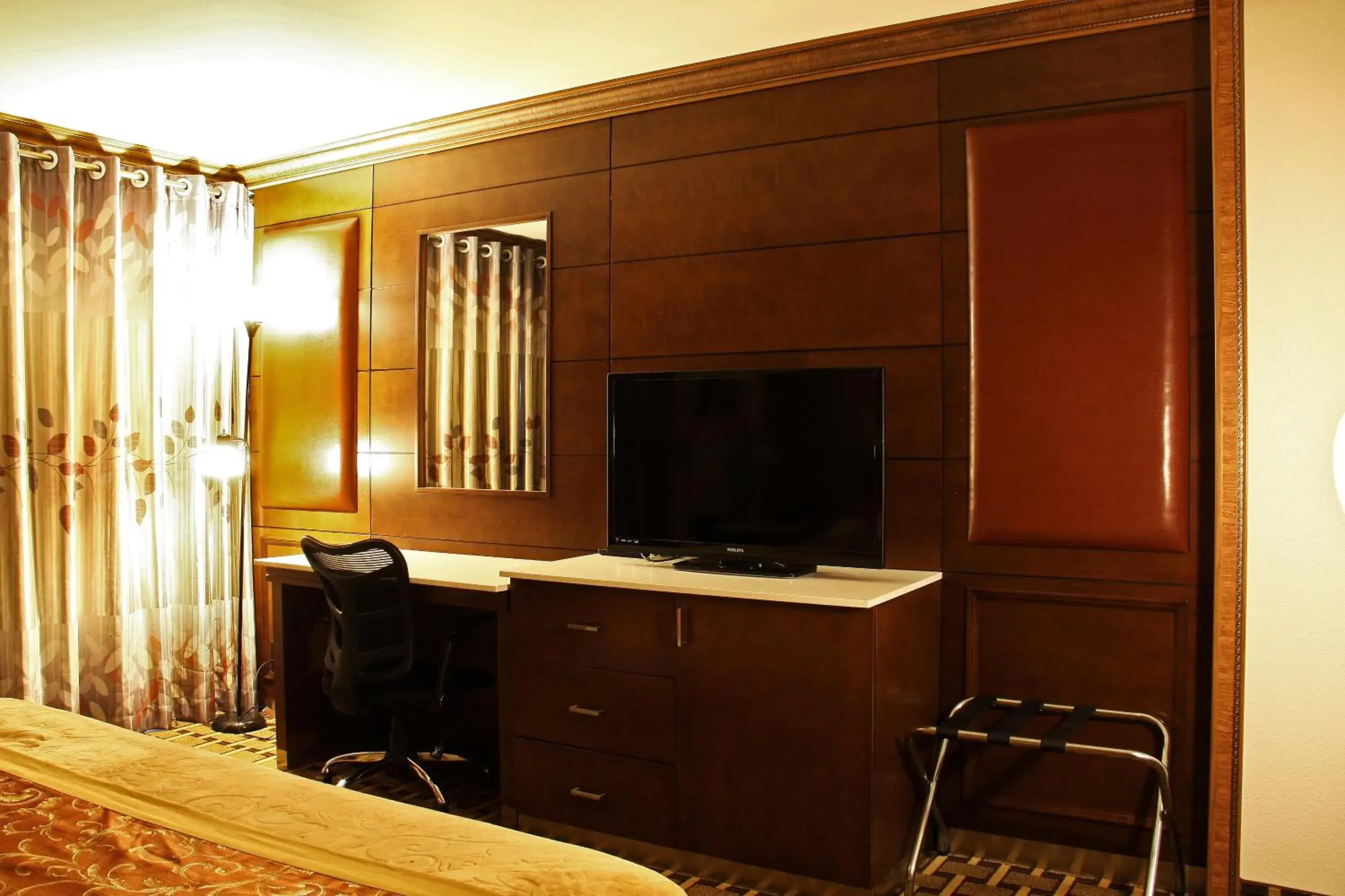 Photo of the whole room, TV/Entertainment Center in LA Crystal Hotel -Los Angeles-Long Beach Area