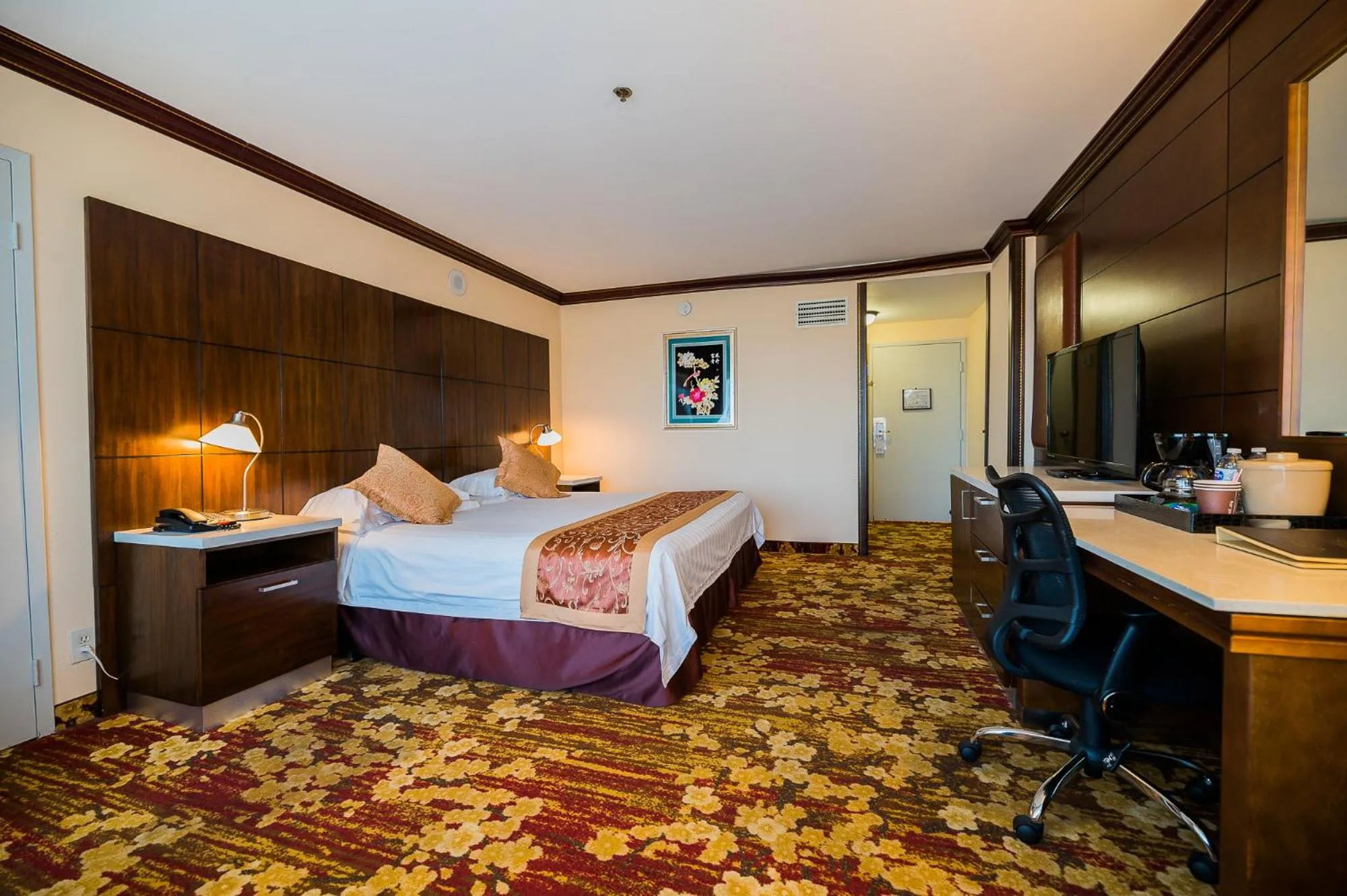 Bedroom, Bed in LA Crystal Hotel -Los Angeles-Long Beach Area