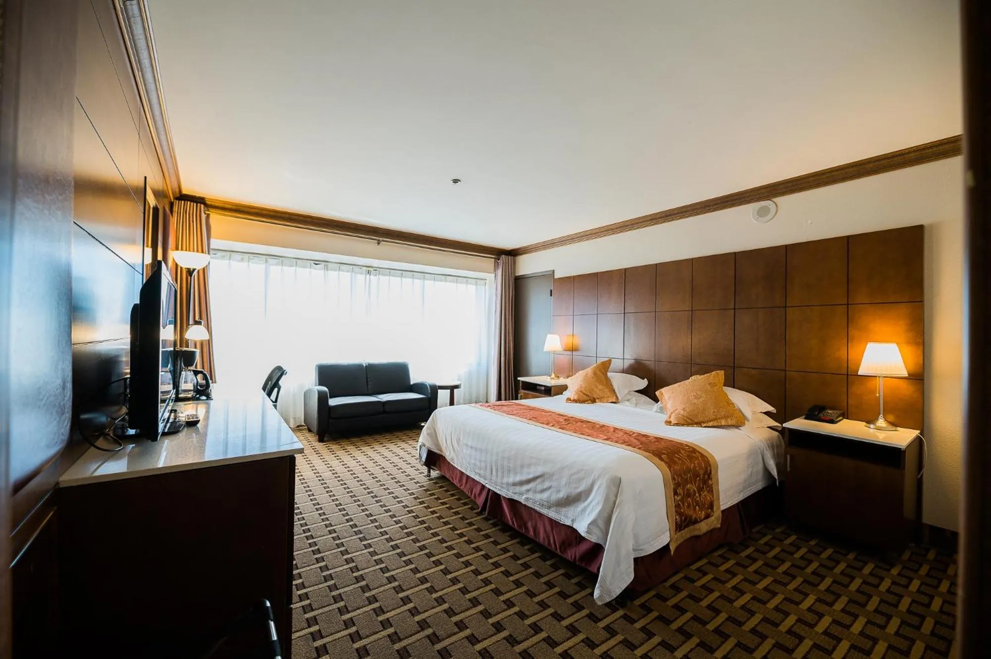 Bedroom, Bed in LA Crystal Hotel -Los Angeles-Long Beach Area