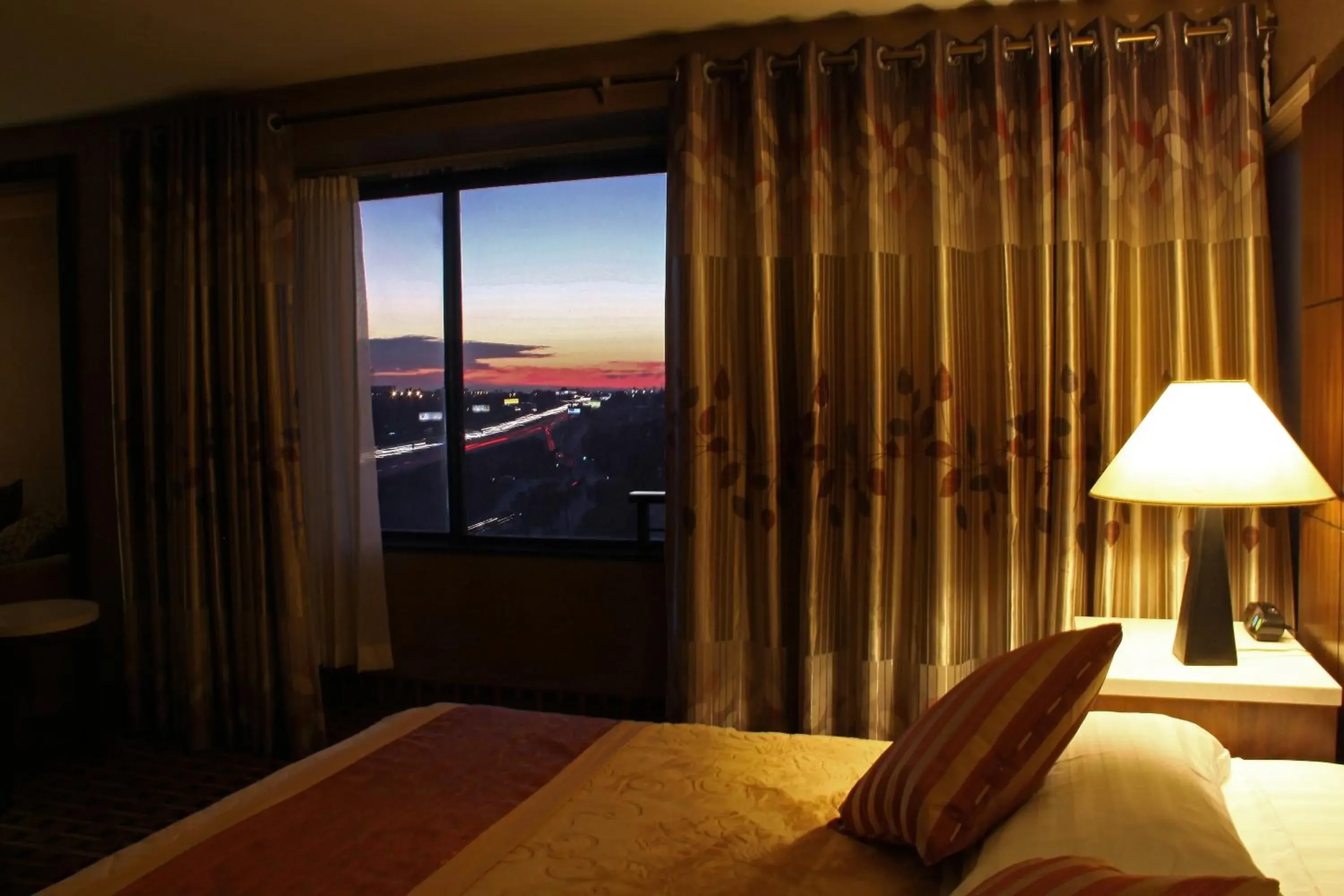 Bed in LA Crystal Hotel -Los Angeles-Long Beach Area