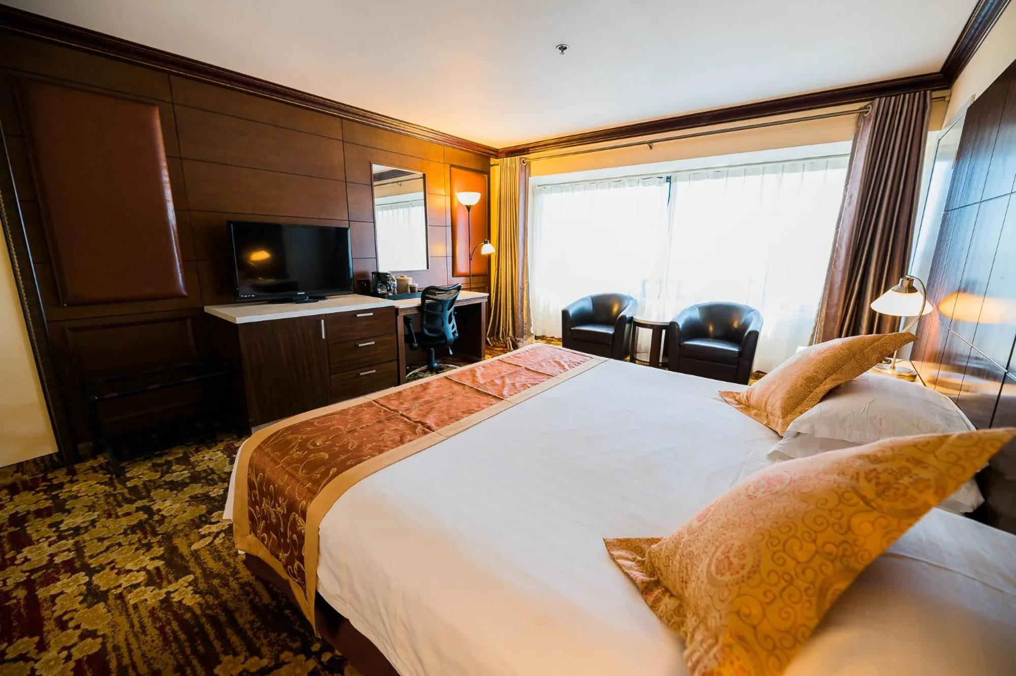 Bedroom, Bed in LA Crystal Hotel -Los Angeles-Long Beach Area