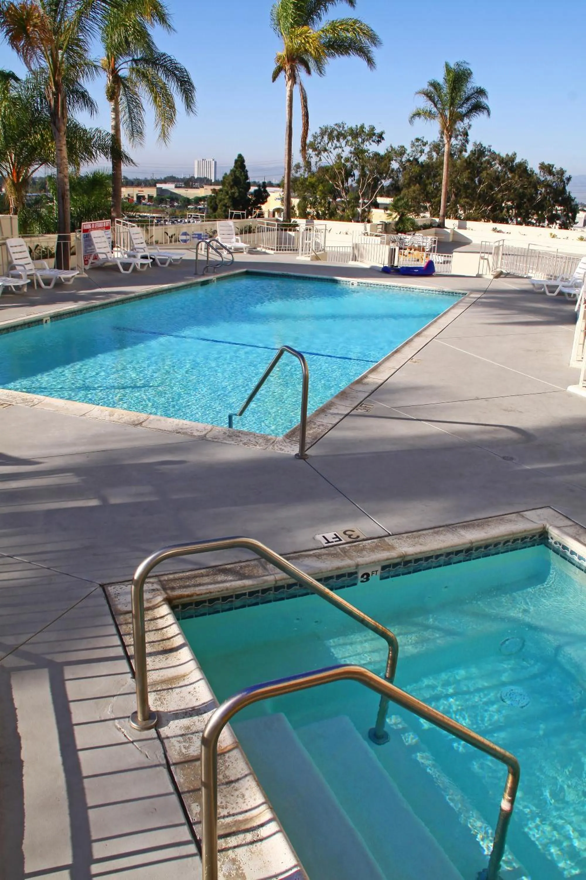 Swimming pool in LA Crystal Hotel -Los Angeles-Long Beach Area